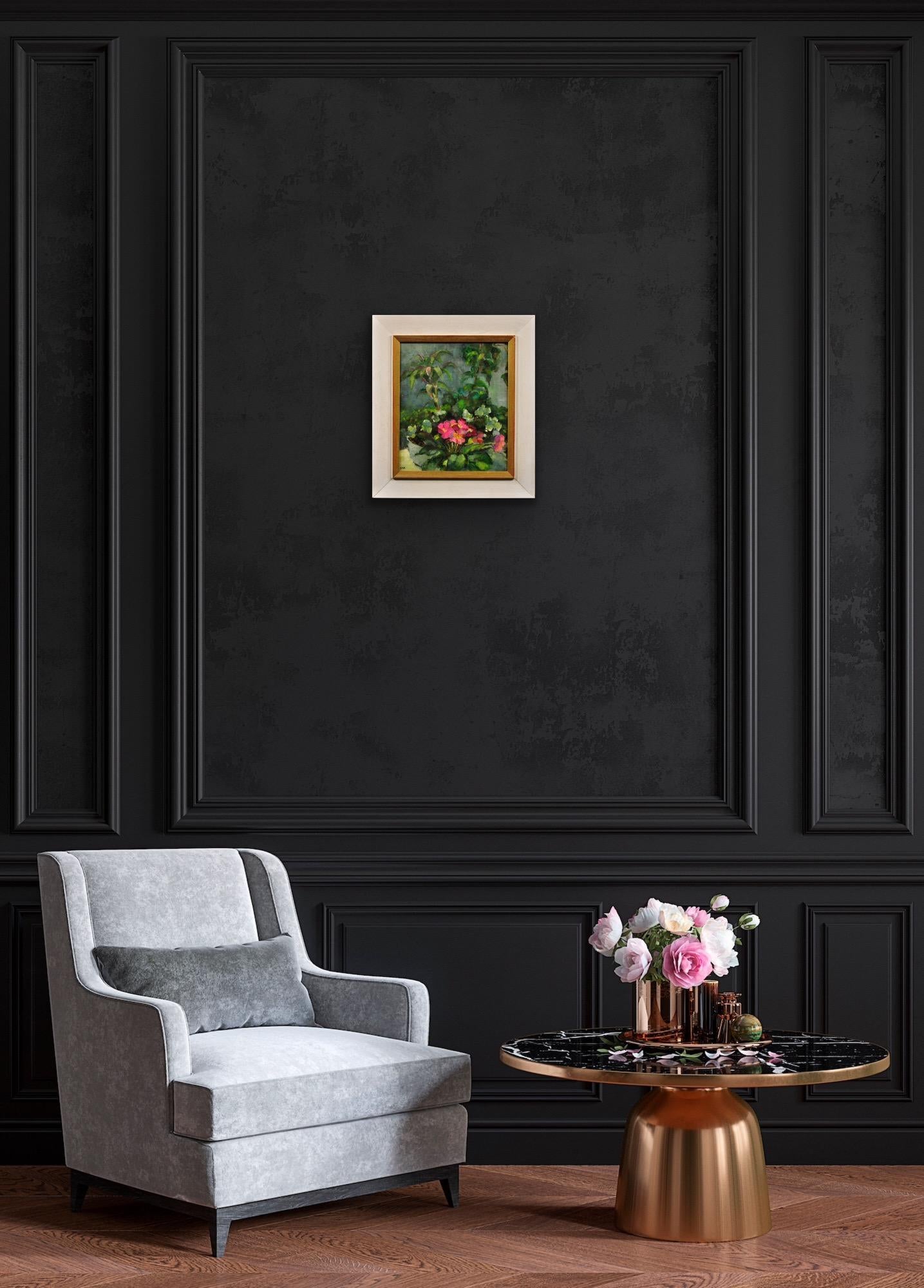 Primule rosa e piante in vaso incorniciate Modern British Still Life Flower Oil Painting in vendita 8
