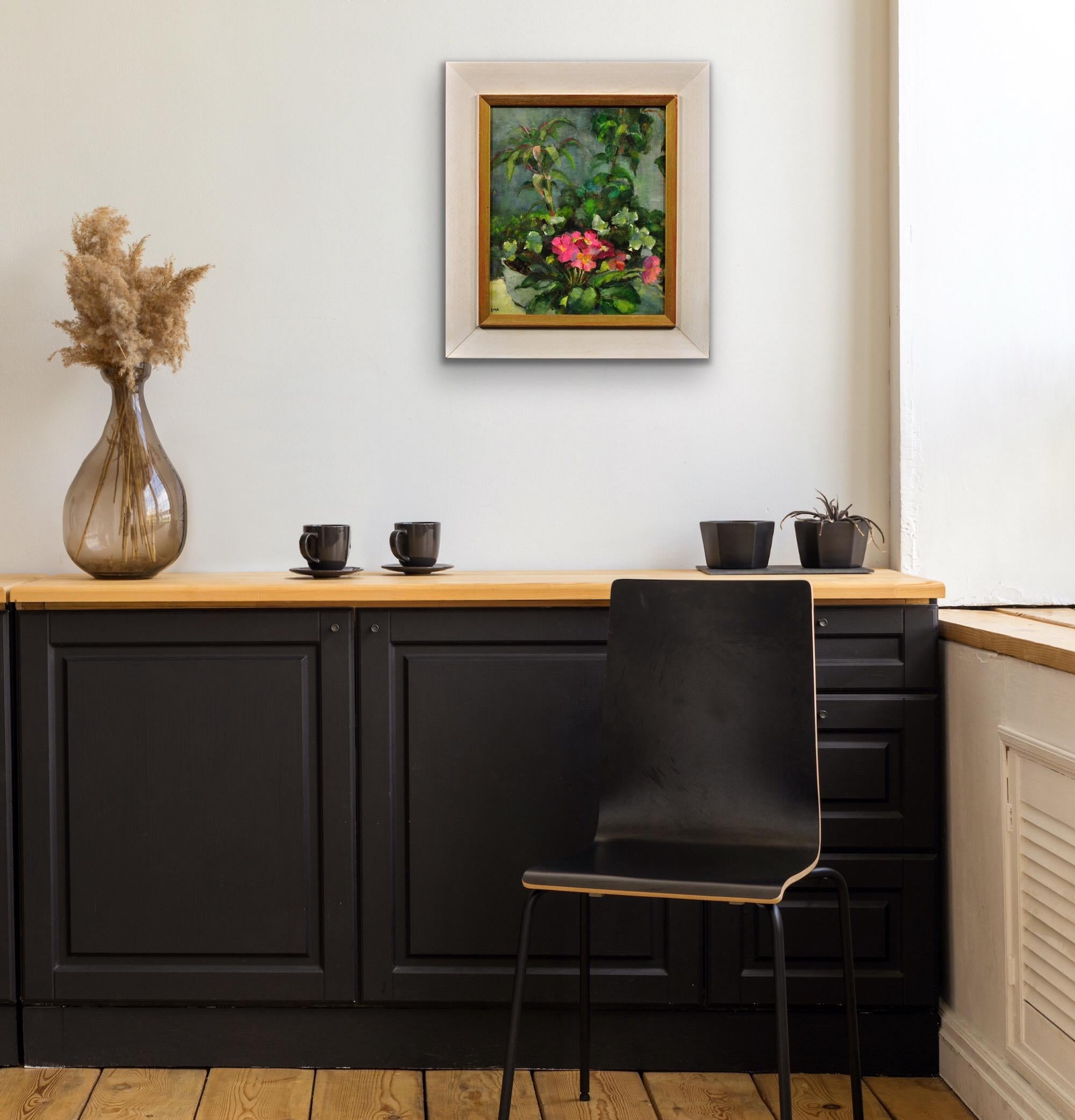 Primule rosa e piante in vaso incorniciate Modern British Still Life Flower Oil Painting in vendita 2