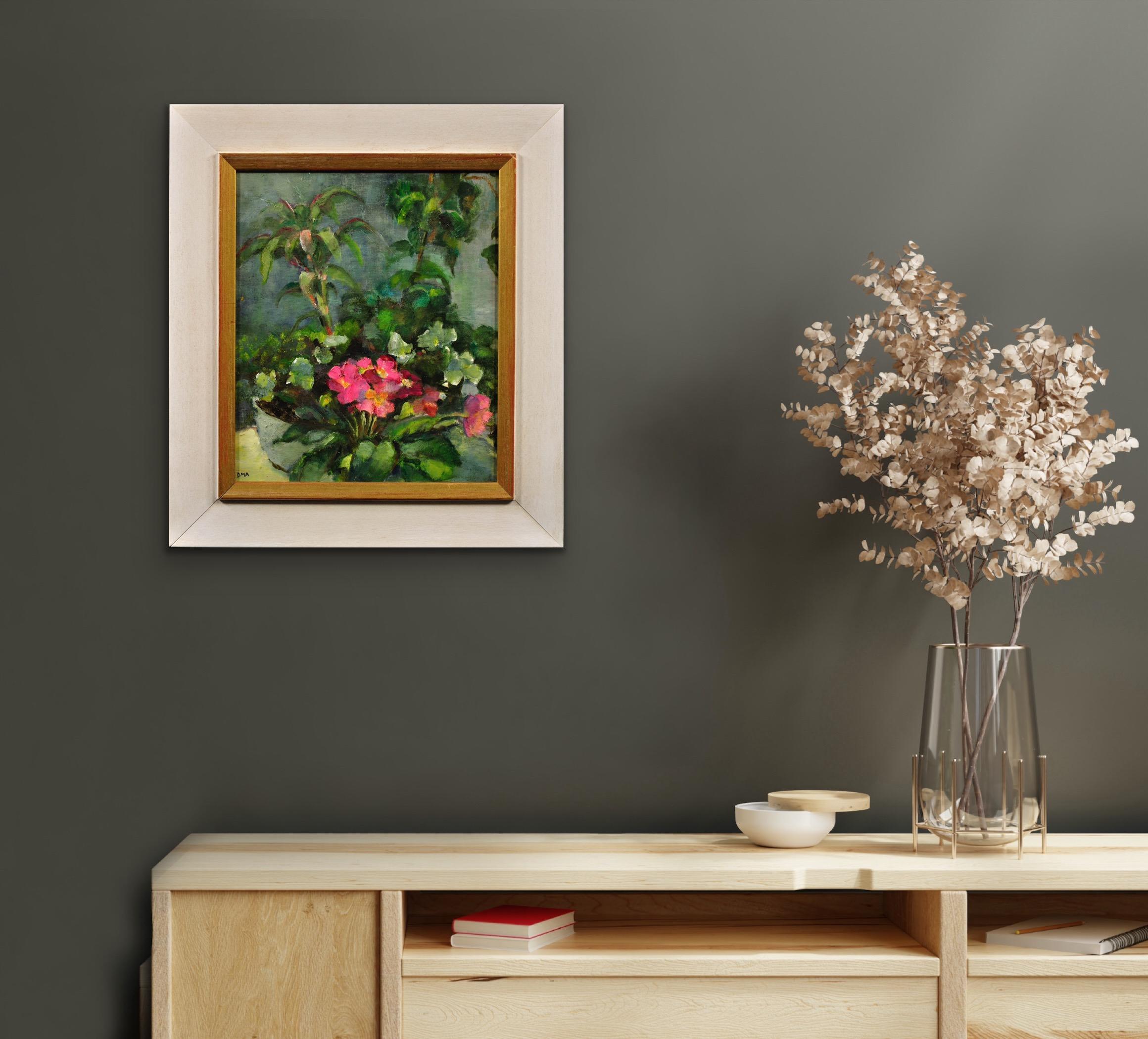 Primule rosa e piante in vaso incorniciate Modern British Still Life Flower Oil Painting in vendita 3