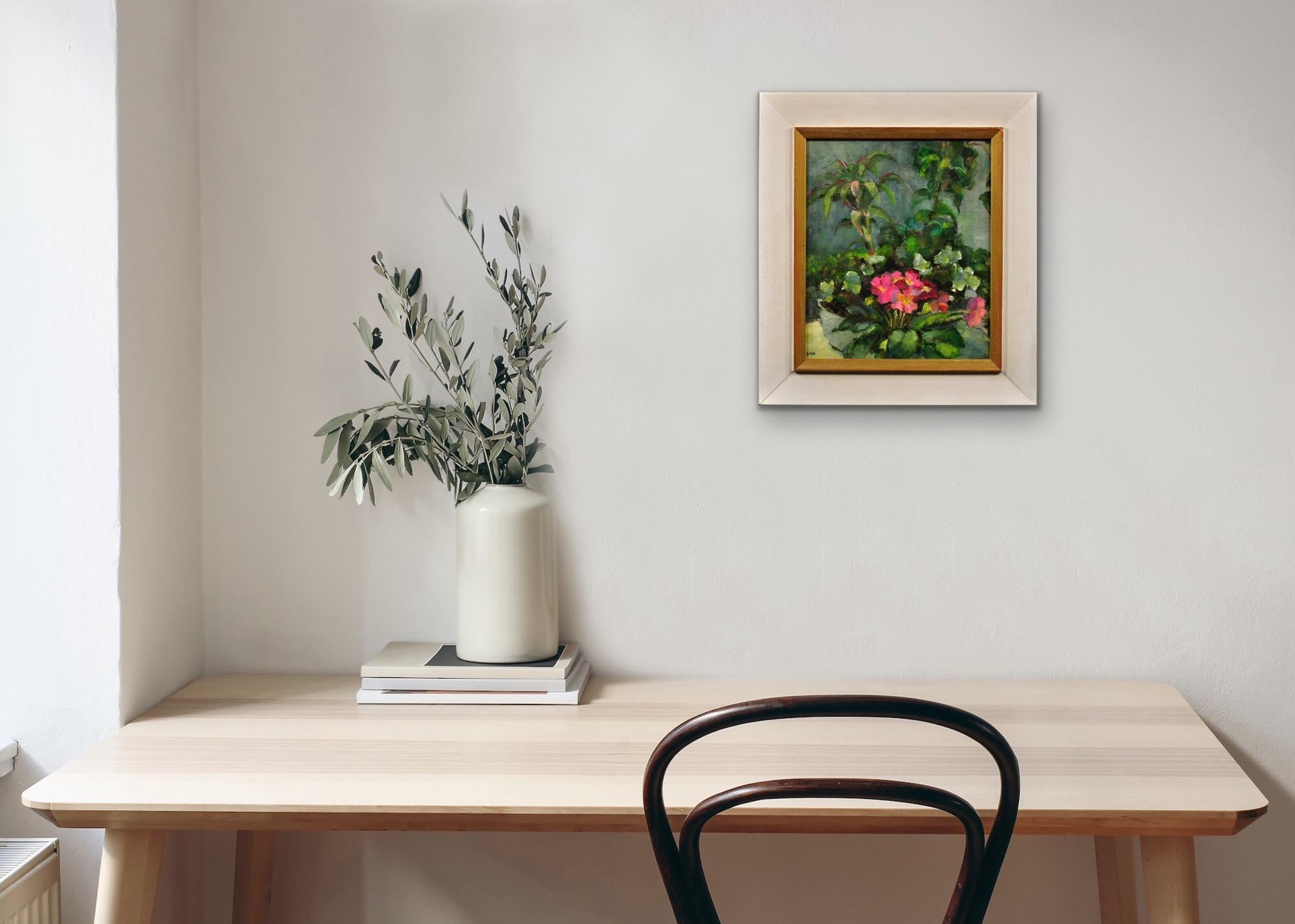 Primule rosa e piante in vaso incorniciate Modern British Still Life Flower Oil Painting in vendita 4