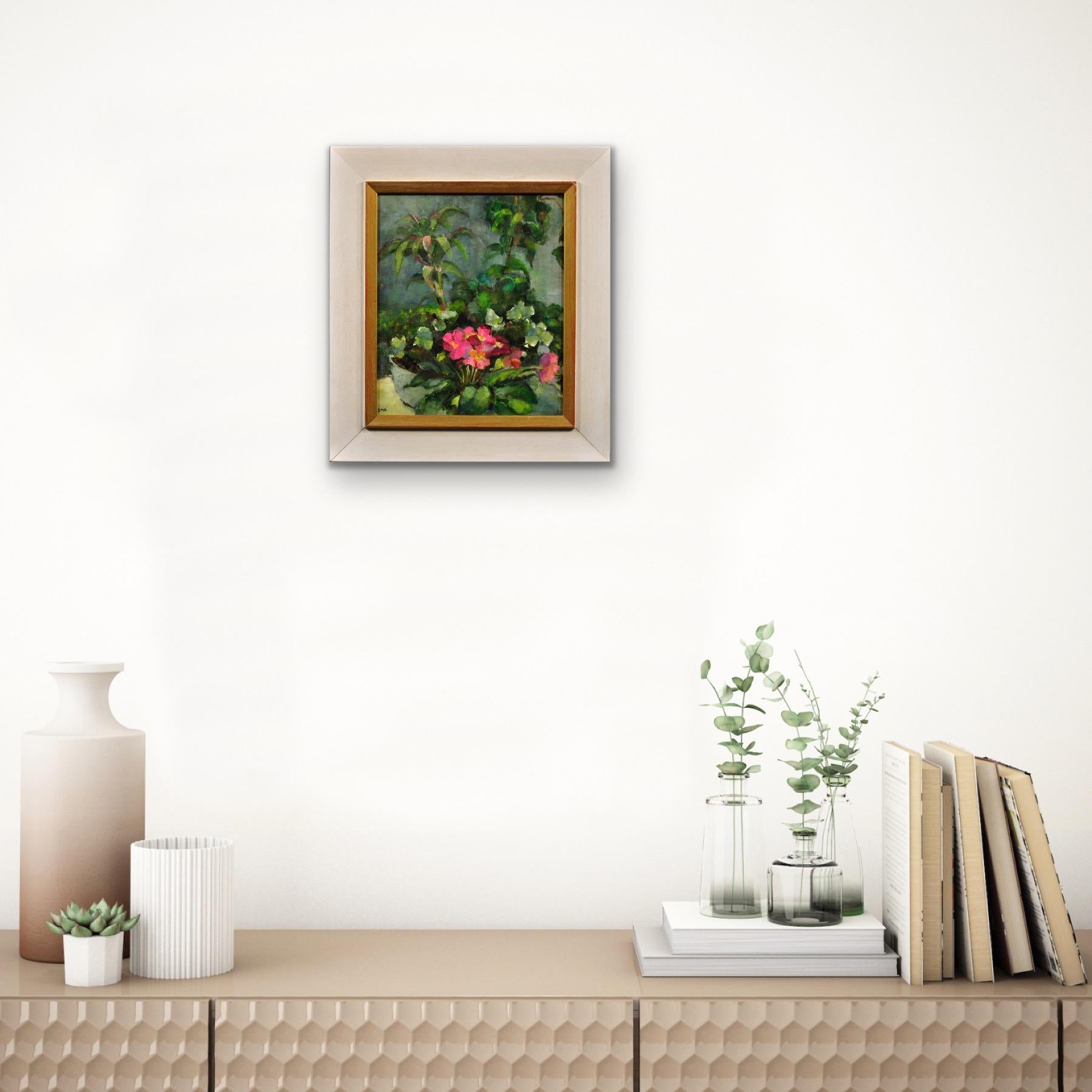 Primule rosa e piante in vaso incorniciate Modern British Still Life Flower Oil Painting in vendita 5