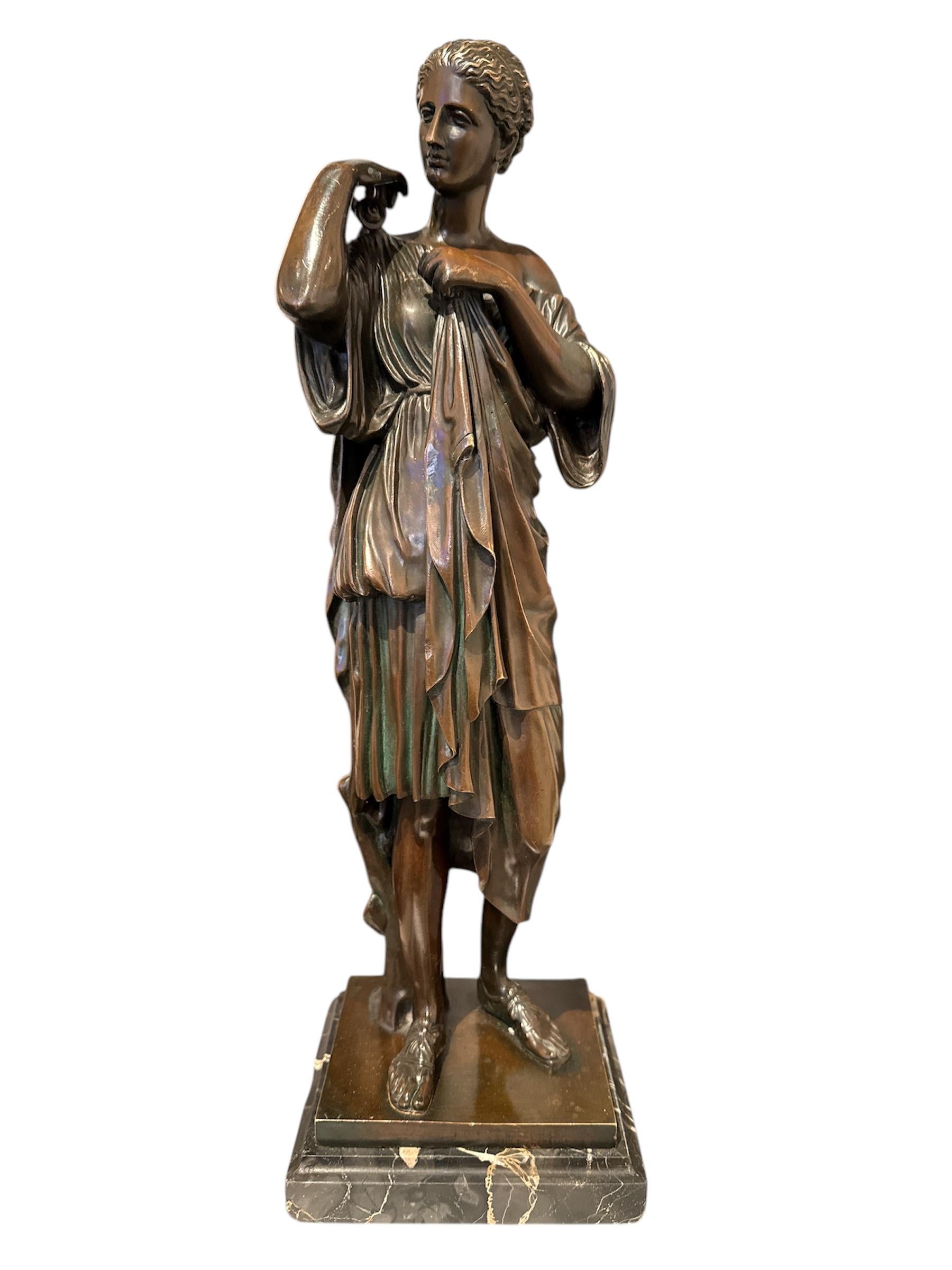 Diana di Gabii in bronzo su una base in marmo.
Bella patina, fuso da Fumiére & Cie, Paris