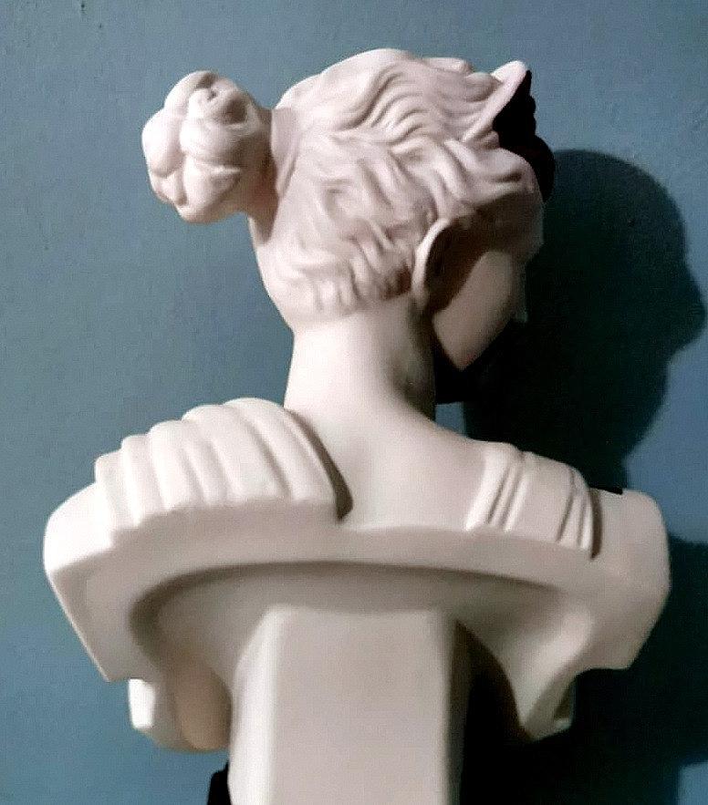 Diana Of Versailles Pop Art Italian Reproduction In Capodimonte Porcelain For Sale 14