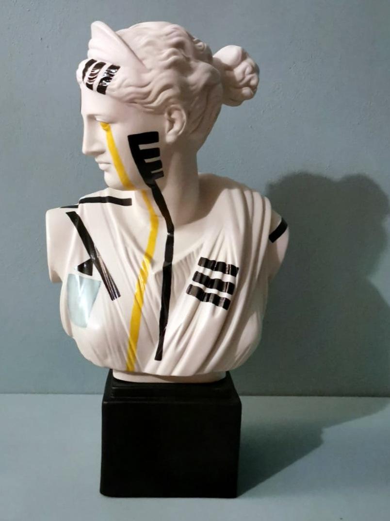 Modern Diana Of Versailles Pop Art Italian Reproduction In Capodimonte Porcelain For Sale
