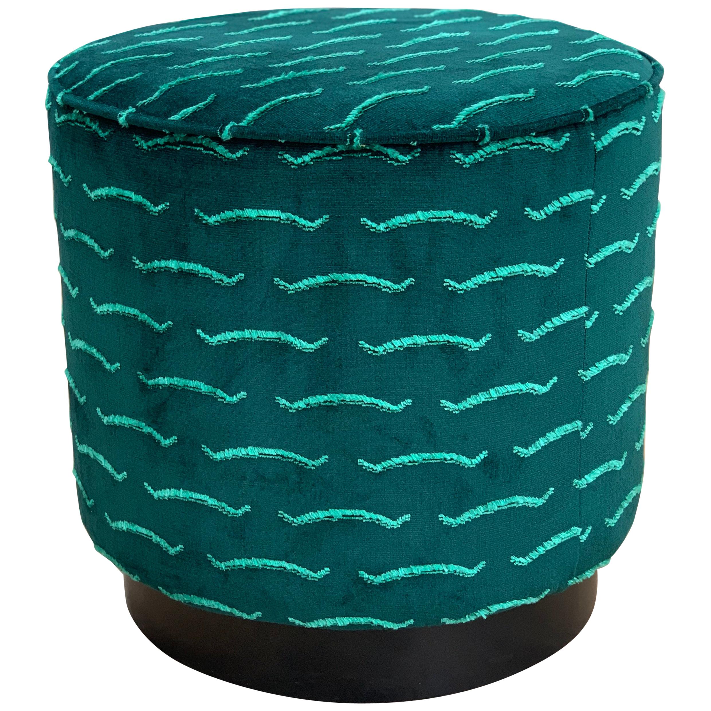 Pouf Diana tapissé en velours Nouvelle Vague avec tissu noir