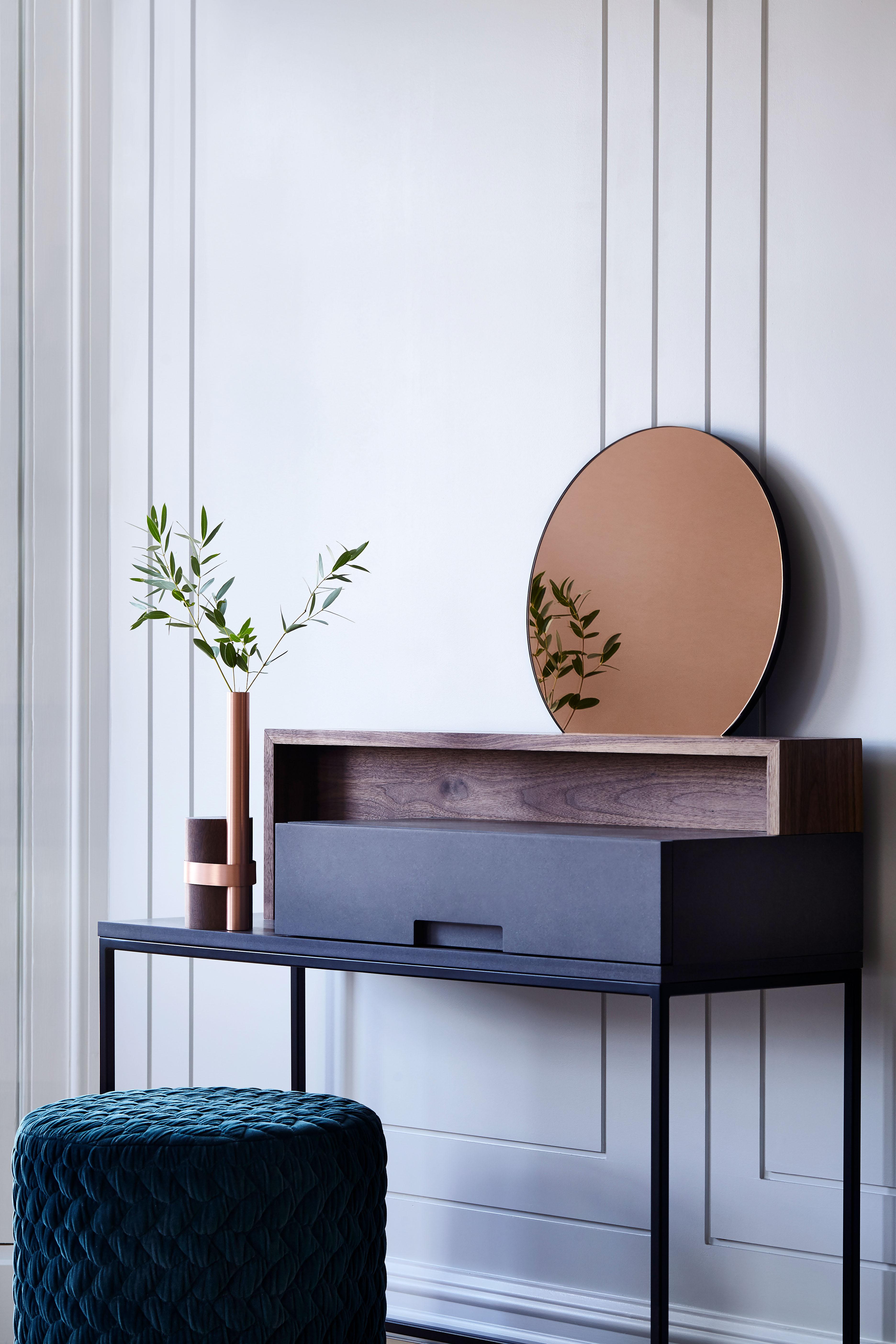 Grande-Bretagne (UK) Pouf Diana recouvert de velours Tresse avec socle en laiton en vente