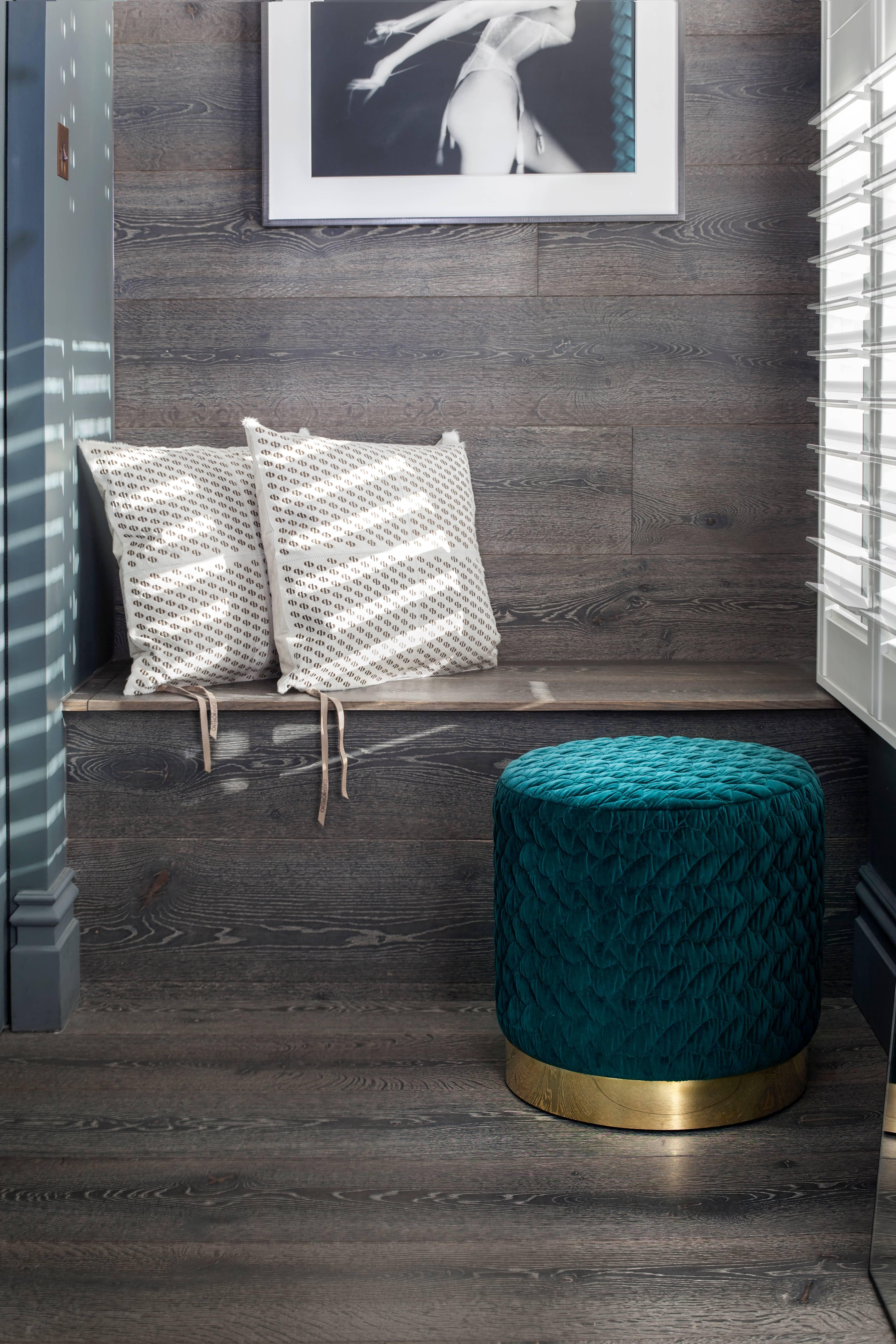 Brossé Pouf Diana recouvert de velours Tresse avec socle en laiton en vente