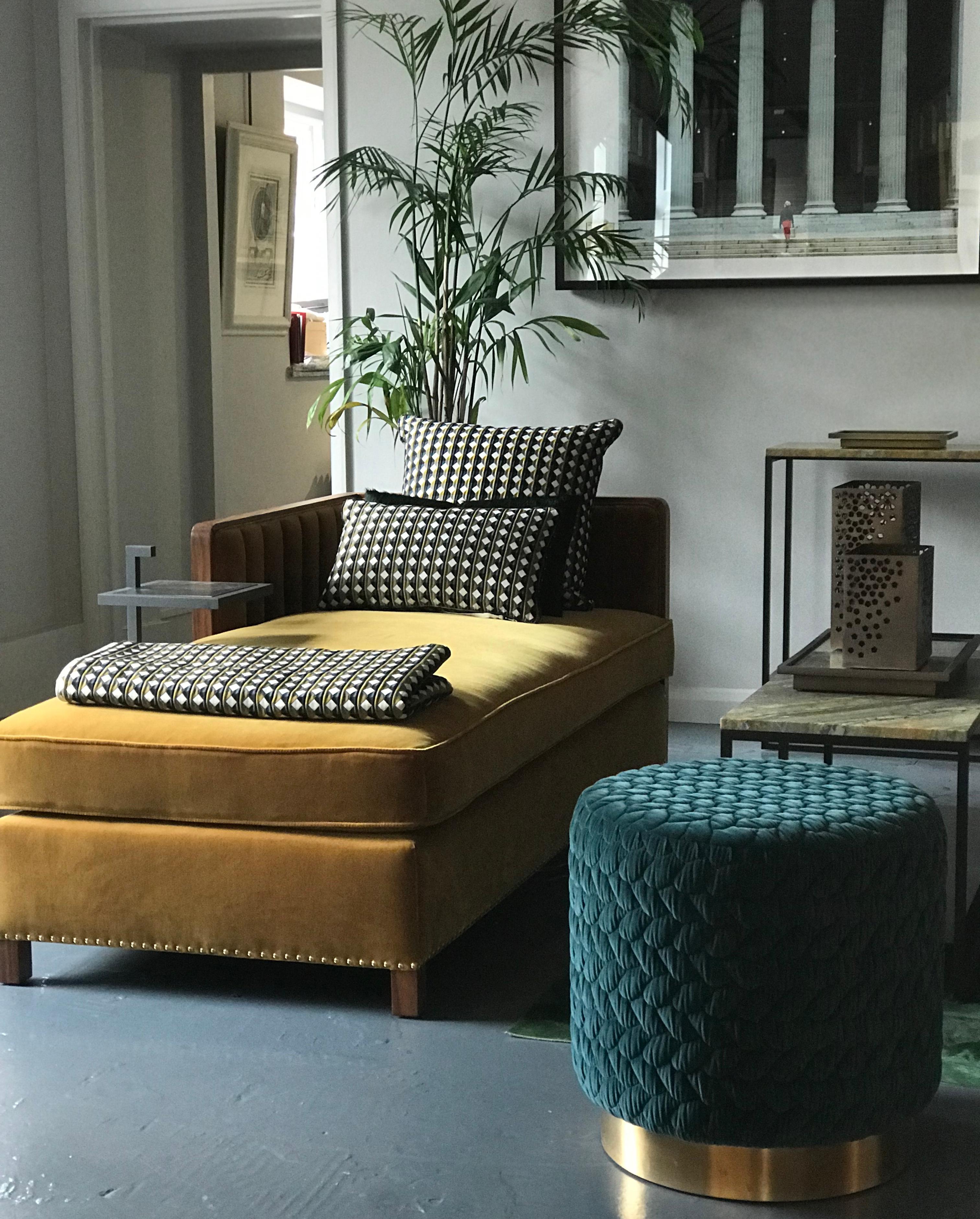 Laiton Pouf Diana recouvert de velours Tresse avec socle en laiton en vente