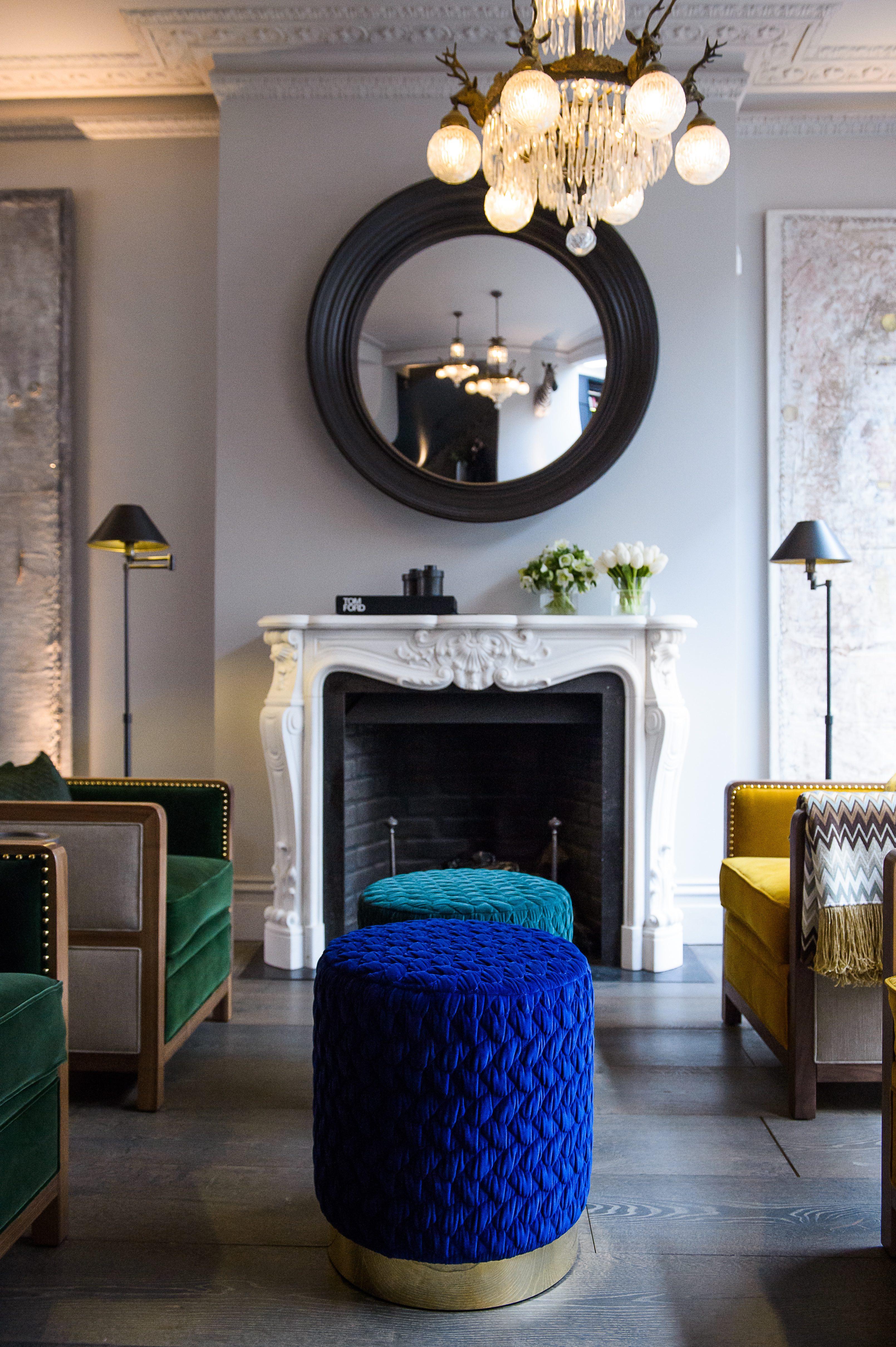 Pouf Diana recouvert de velours Tresse avec socle en laiton en vente 1