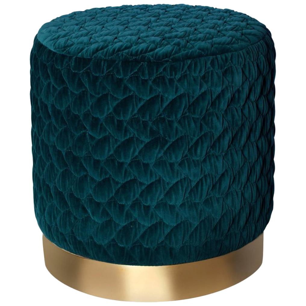 Pouf Diana recouvert de velours Tresse avec socle en laiton