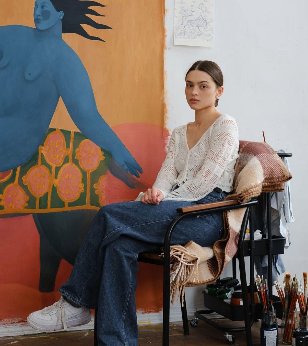 Diana Ruban - Blaues Porträt mit Blumen, Zeitgenössische figurative Malerei im Angebot 5