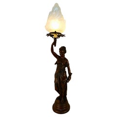 Diana la chasseuse tenant une lampe de table en bronze