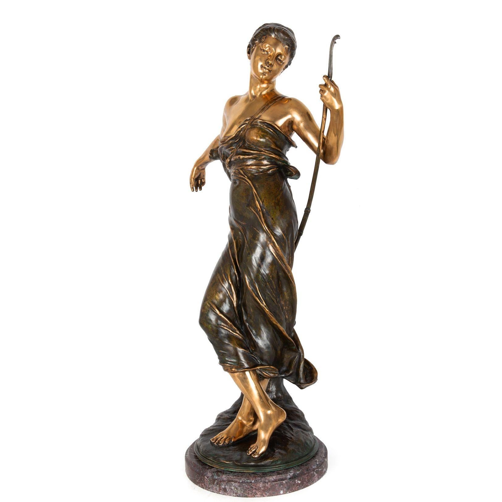 EUGÈNE MARIOTON
Französisch, 1857-1933

Diana, die Jägerin

Patinierte und brünierte Bronze  unterschrieben in der Basis 