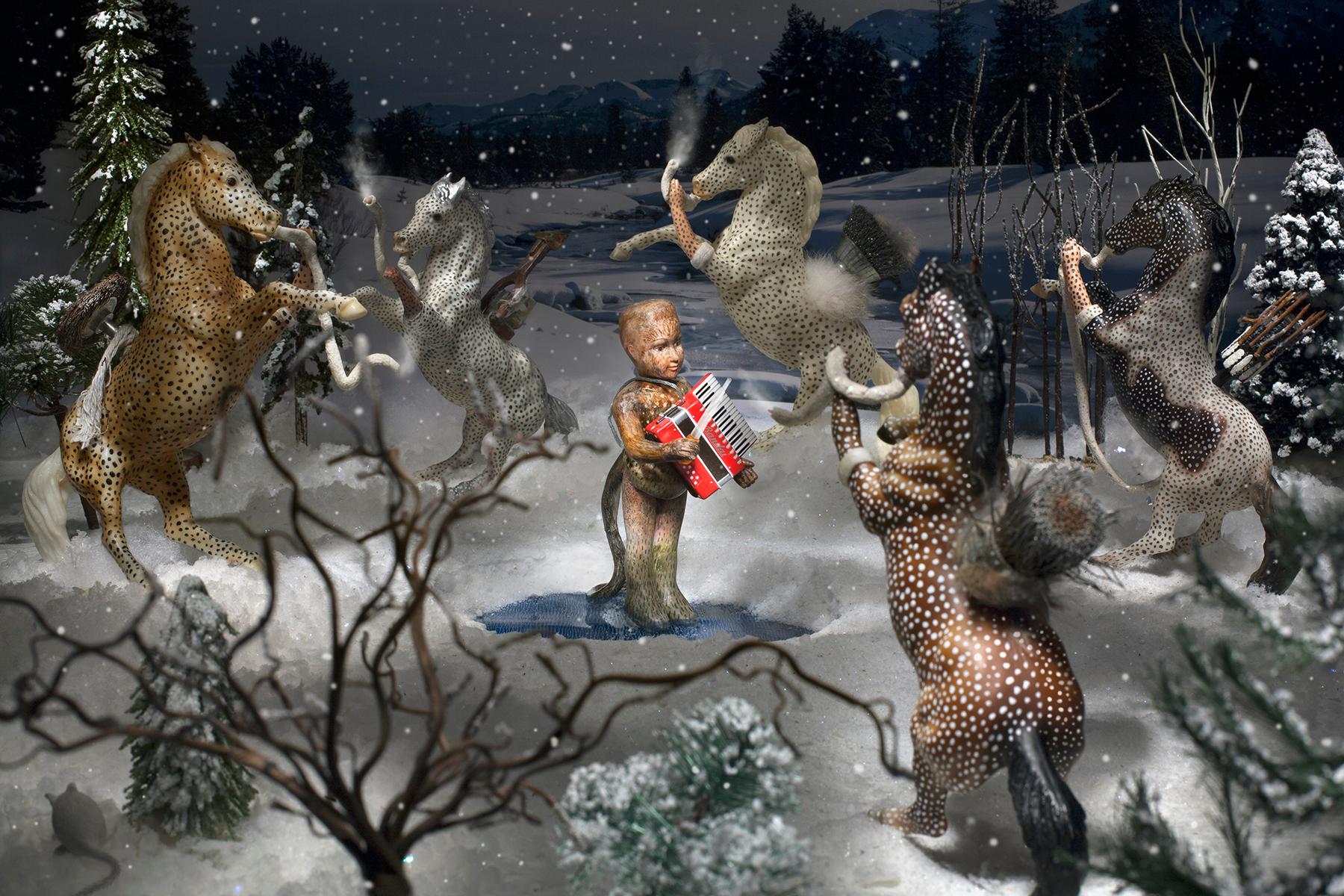 Diana Thorneycroft Figurative Photograph – Winter-Tanzpferdchen (mit Akkordeon beim Spielen)