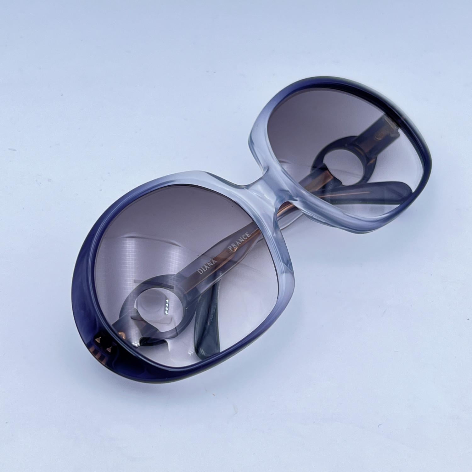 Diana vintage sunglasses. mod. Cordelia. Grey acetate oversized frame. Gradient lenses in grey color. Made in France.

Details

MATERIAL: Acetate

COLOR: Grey

MODEL: Cordelia

GENDER: Women

COUNTRY OF MANUFACTURE: France

ORIGINAL CASE?: No, we