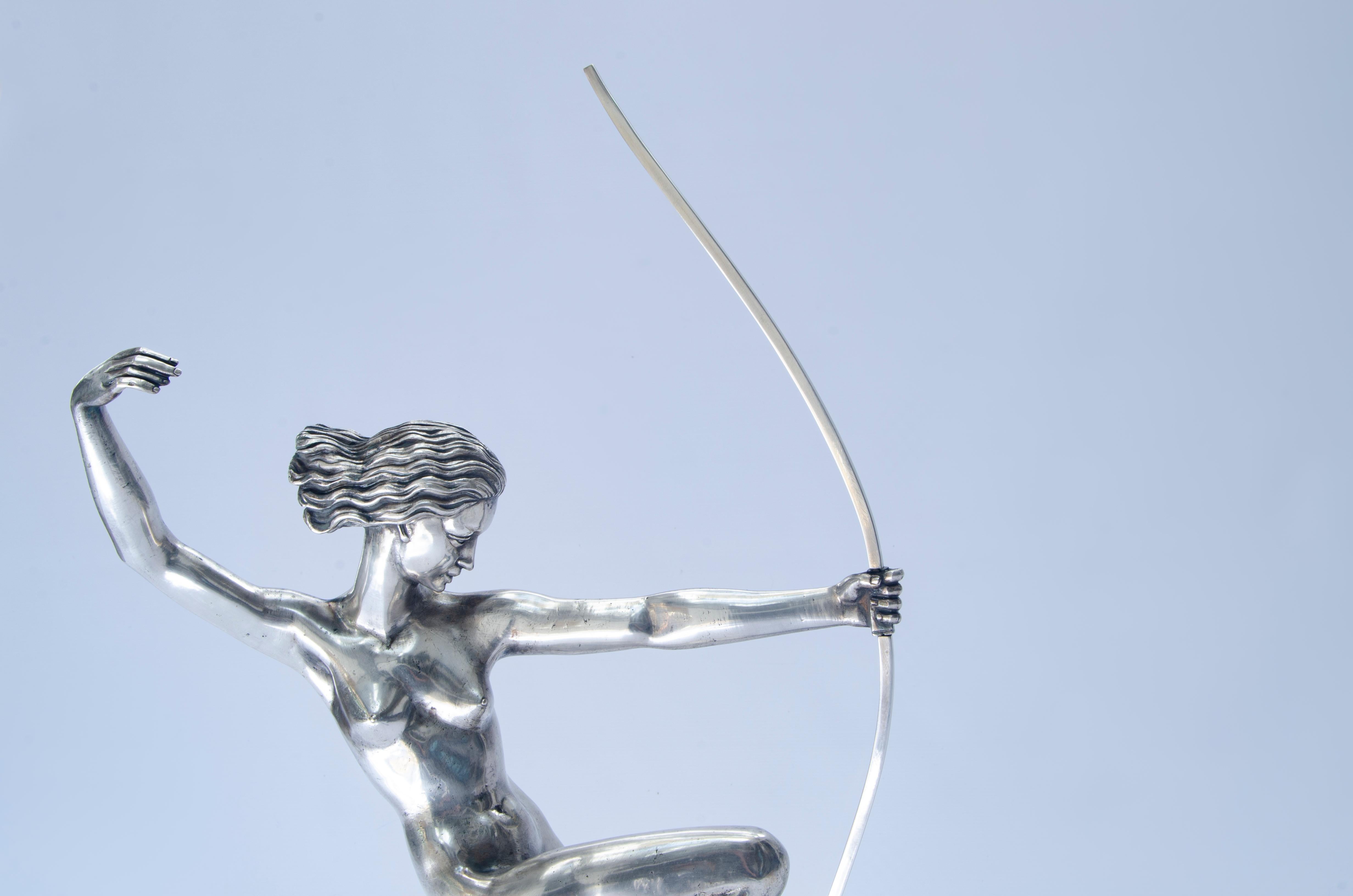 Art-Déco-Skulptur mit dem Namen Diana mit Kitzen. Aus Bronze, versilbert und patiniert in Braun und Grün. Hergestellt von Marcel André Bouraine (1886-1948). Unterzeichnet Bouraine.

Bibliographie: Bryan Catley (1989), 