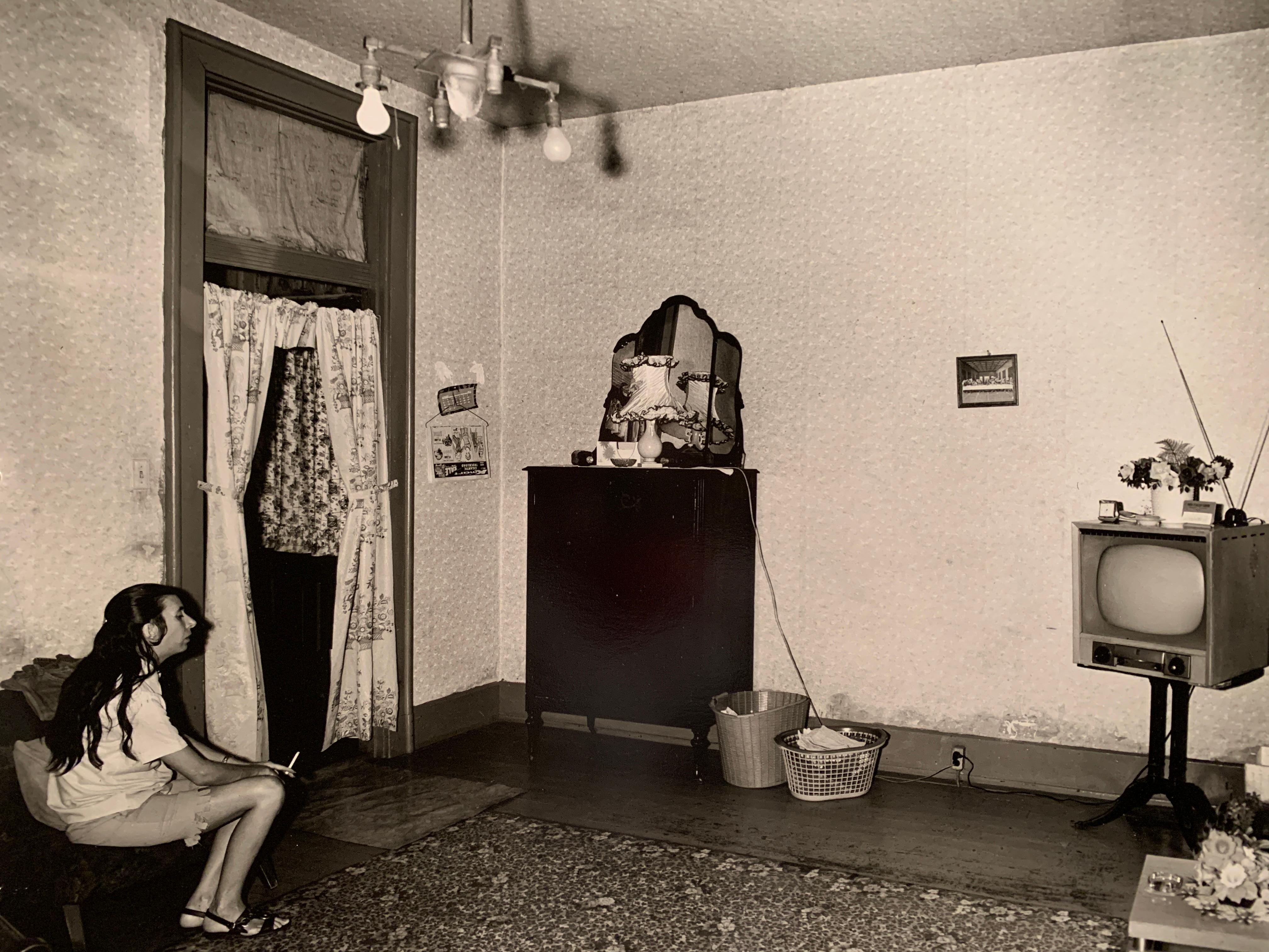 1970er ""Girl Alone with TV Im Stil von Diane Arbus Schwarz-Weiß-Fotografie
