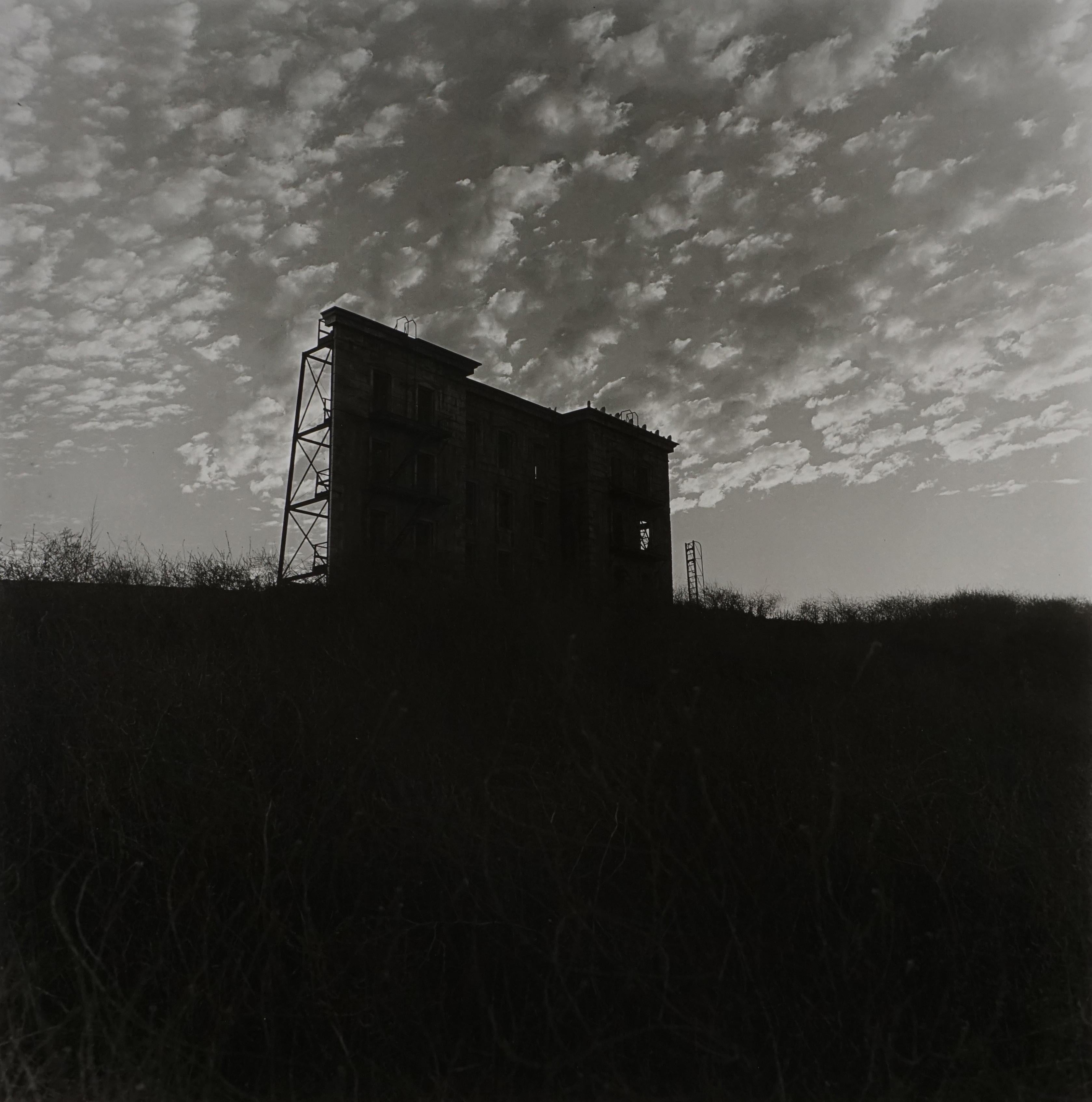 Black and White Photograph Diane Arbus - A House on a Hill, Hollywood CA