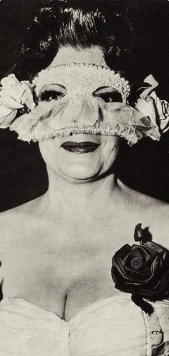 Diane Arbus, Dama en un baile de máscaras con dos rosas en el vestido, 1979 (después)
