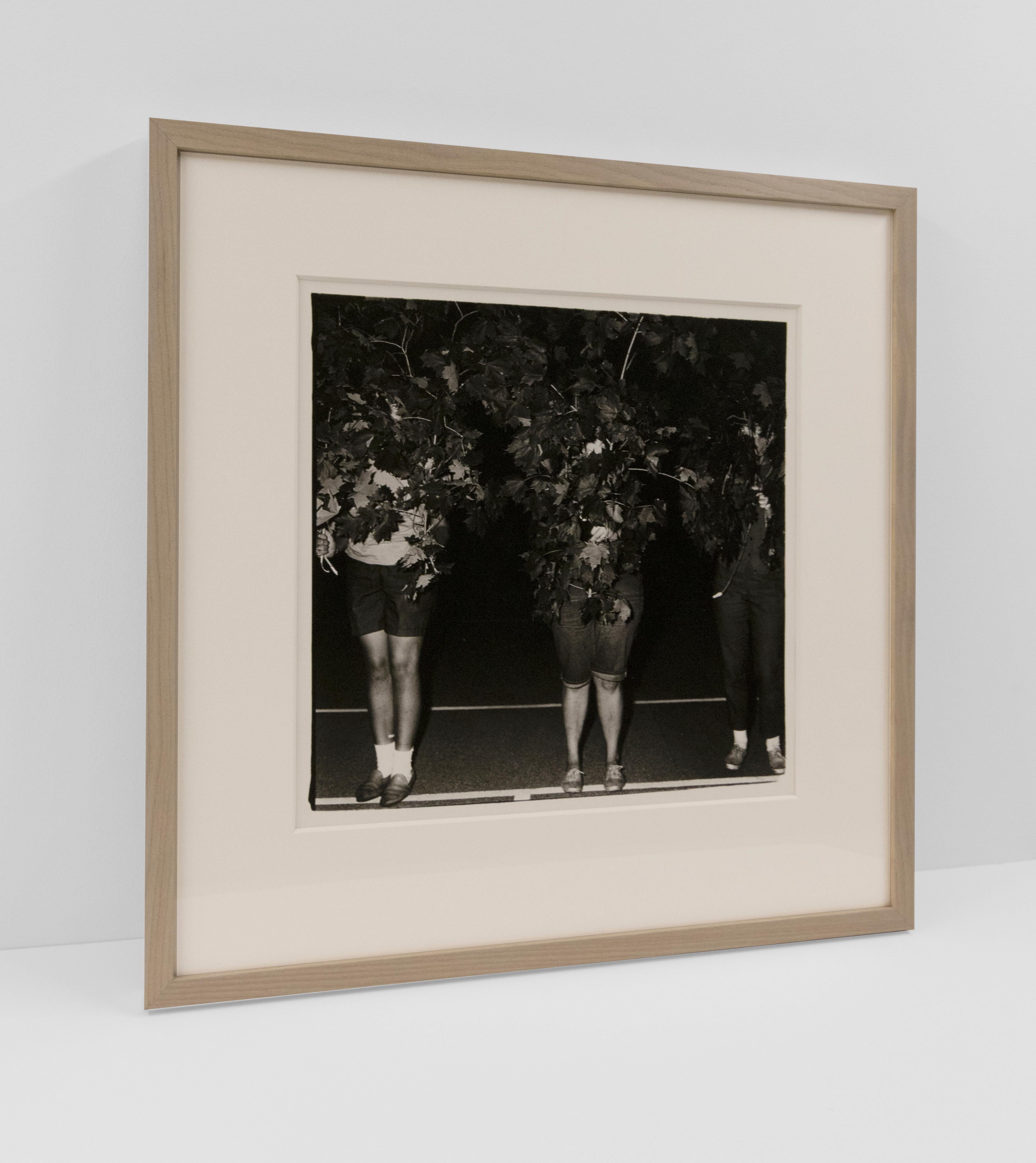 Campistas del Campamento Lakecrest como árboles, Condado de Dutchess, NY - Photograph de Diane Arbus