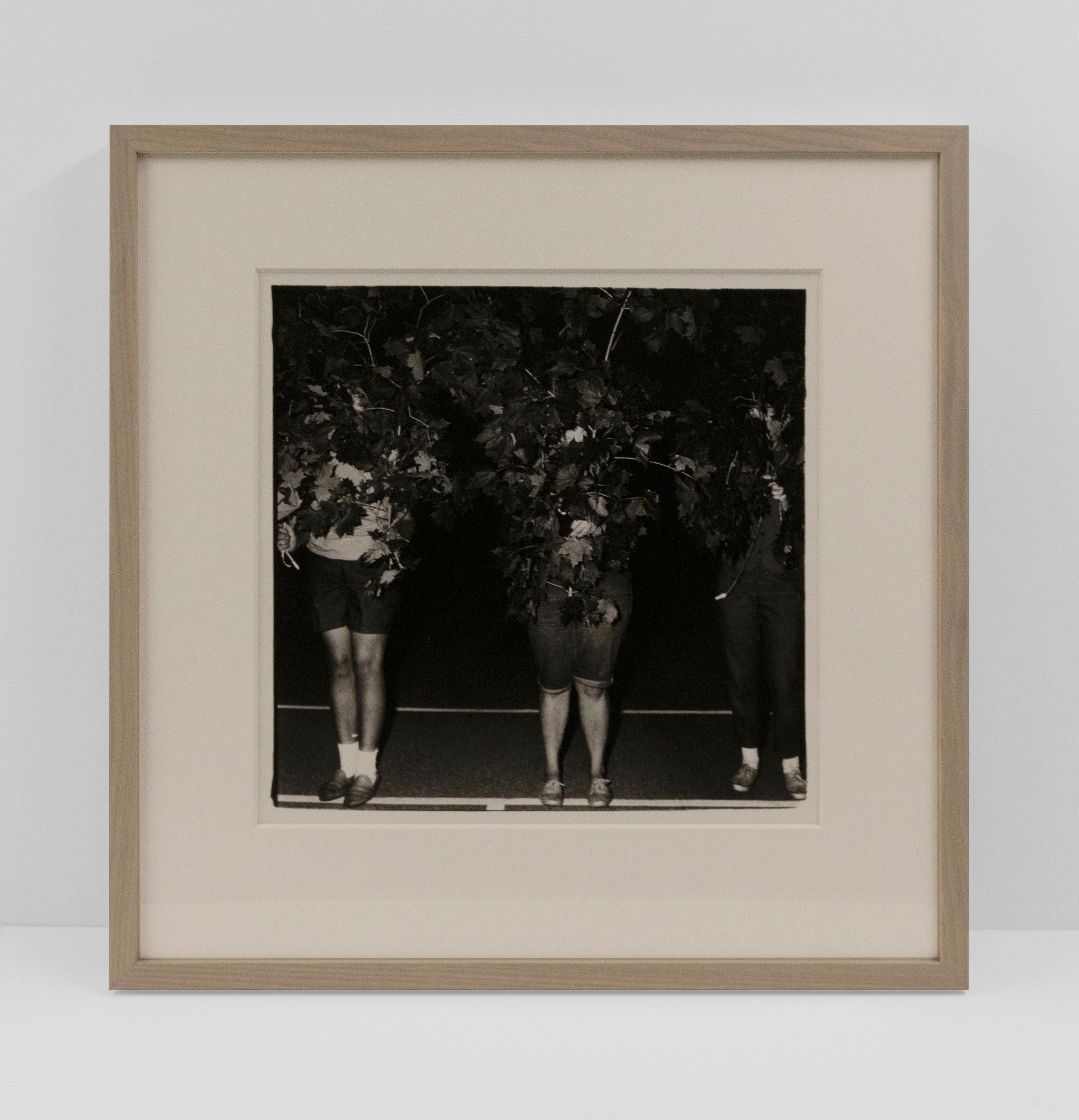Campistas del Campamento Lakecrest como árboles, Condado de Dutchess, NY - Photograph Contemporáneo de Diane Arbus