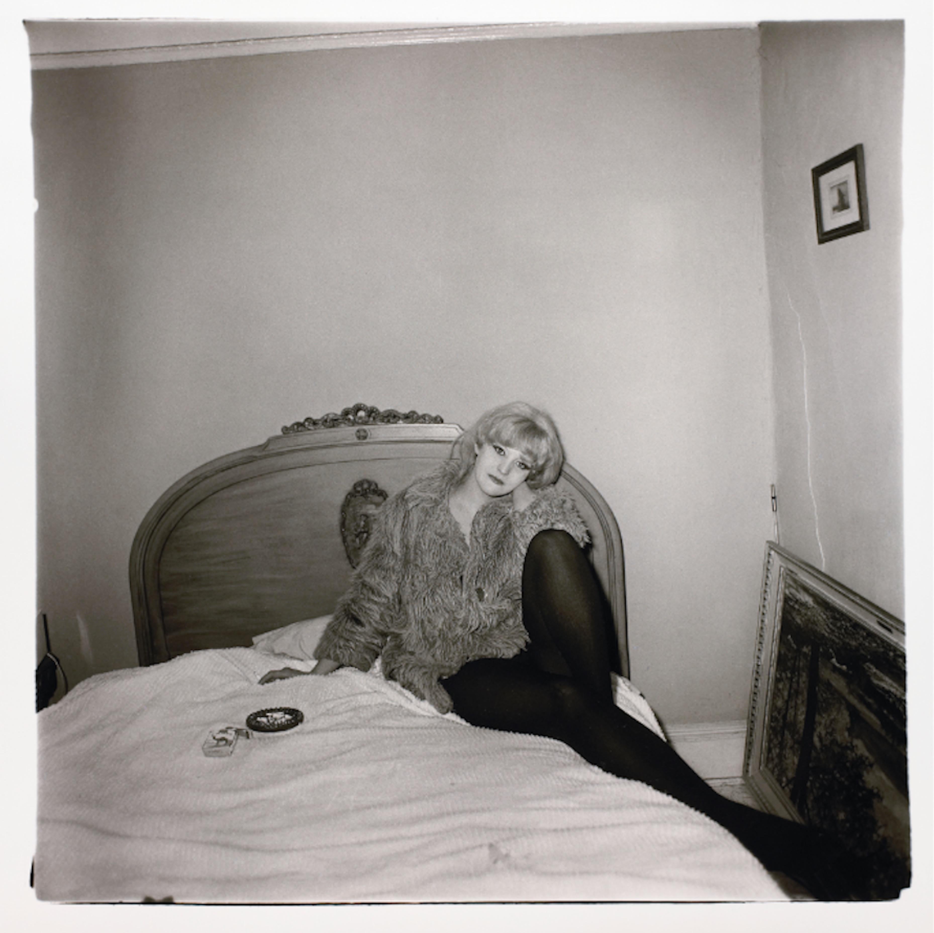 Diane Arbus Black and White Photograph – Mädchen in einem Mantel, der auf ihrem Bett liegt, N.Y.C.