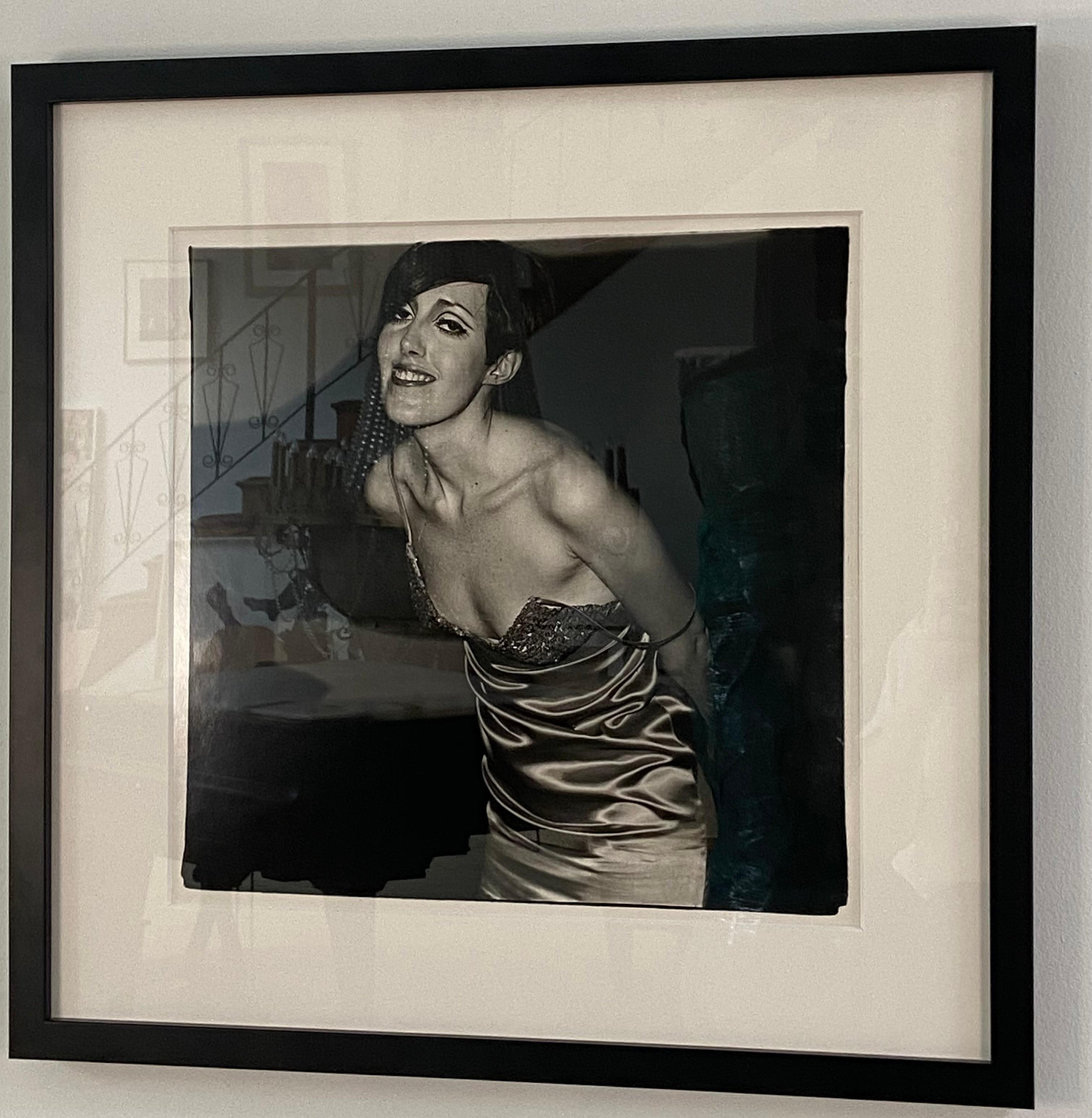 Mädchen in einem glänzenden Kleid, NYC – Photograph von Diane Arbus