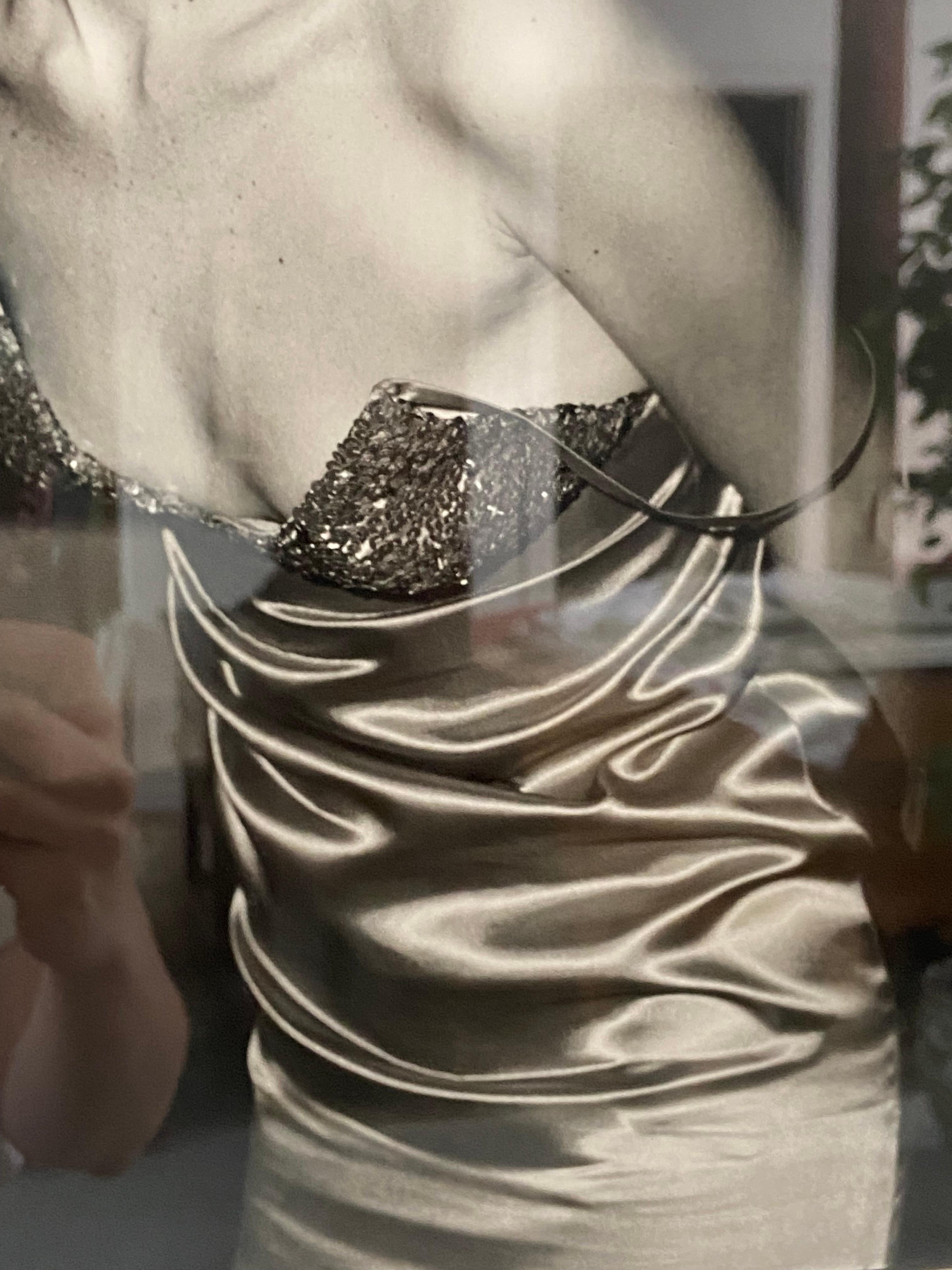 Mädchen in einem glänzenden Kleid, NYC (Schwarz), Portrait Photograph, von Diane Arbus