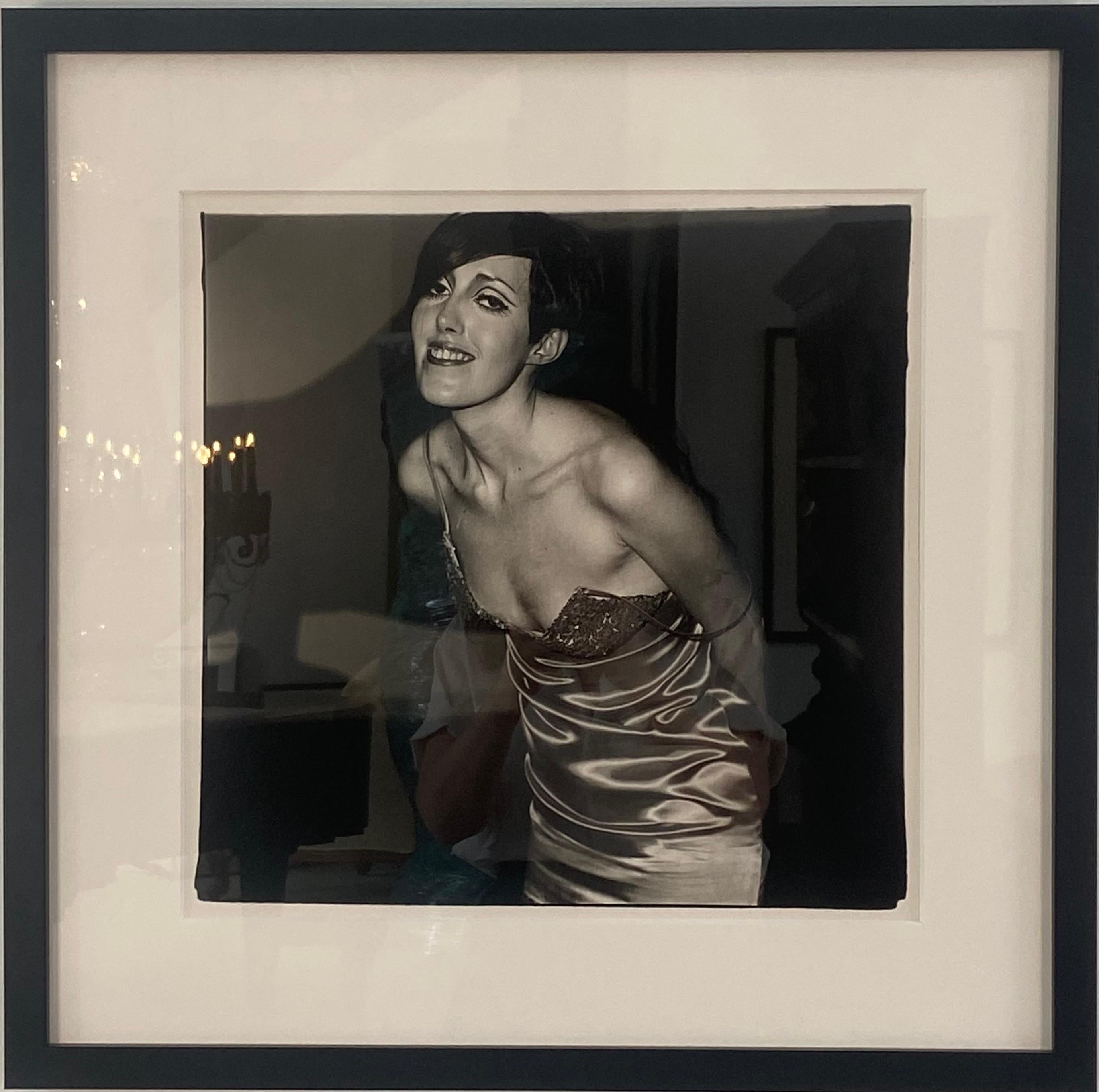 Diane Arbus Portrait Photograph – Mädchen in einem glänzenden Kleid, NYC