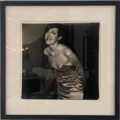 Une fille dans une robe brillante, NYC