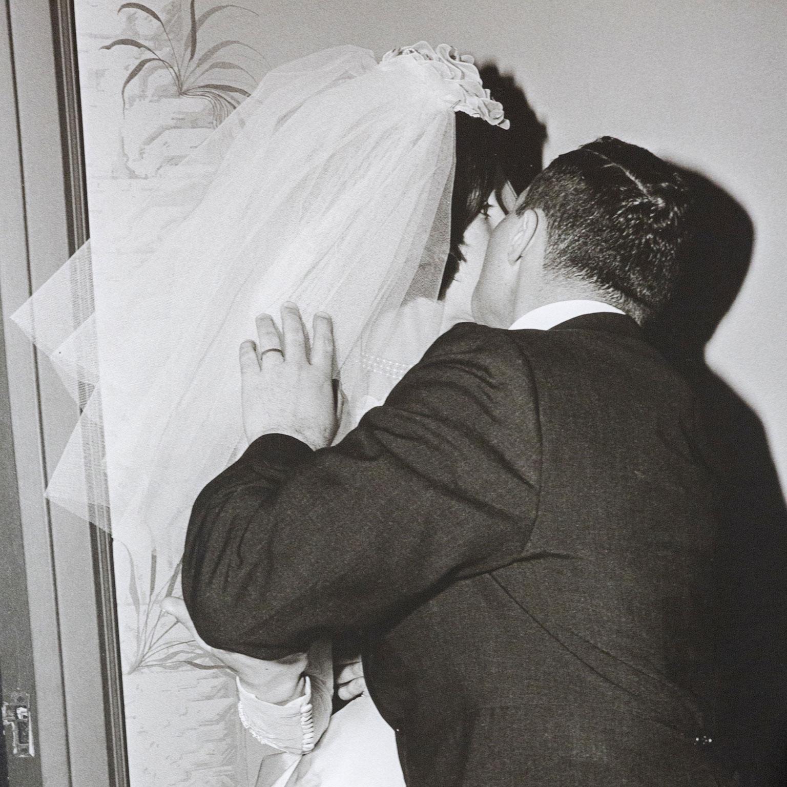 Bräutigam küsst seine Braut (Amerikanische Moderne), Photograph, von Diane Arbus
