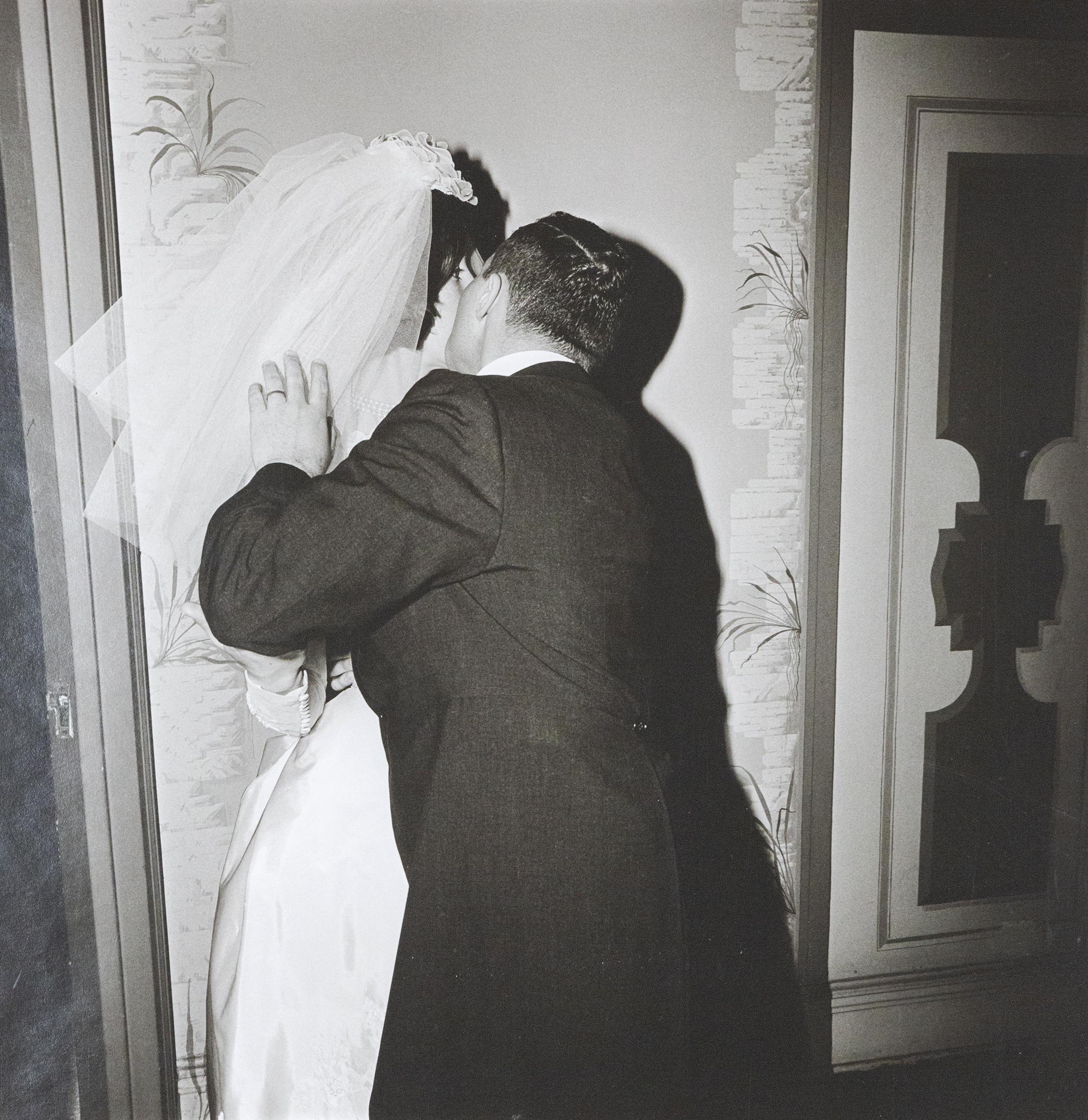 Bräutigam küsst seine Braut im Angebot 7