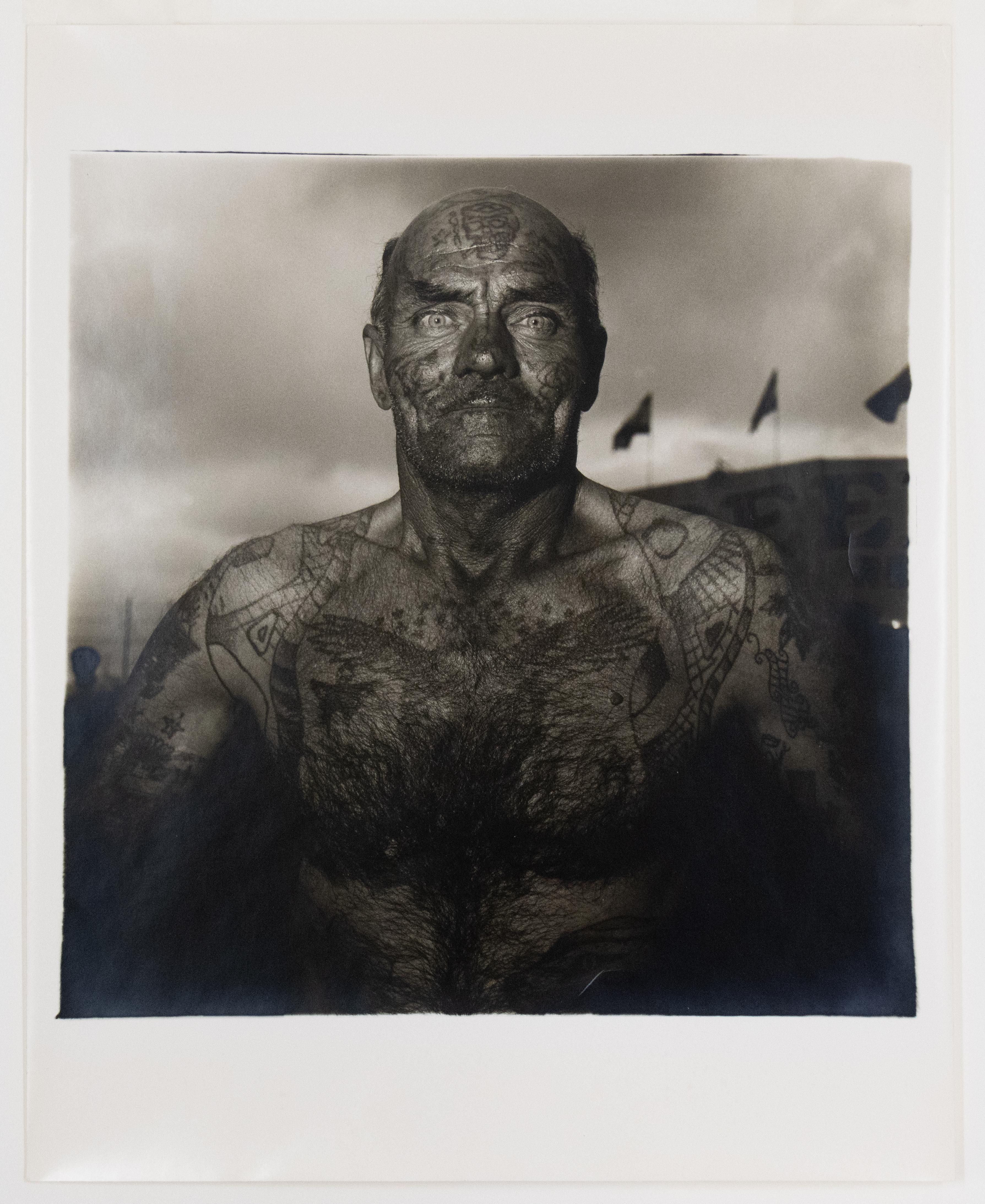 Uomo tatuato a Carnevale - Photograph di Diane Arbus