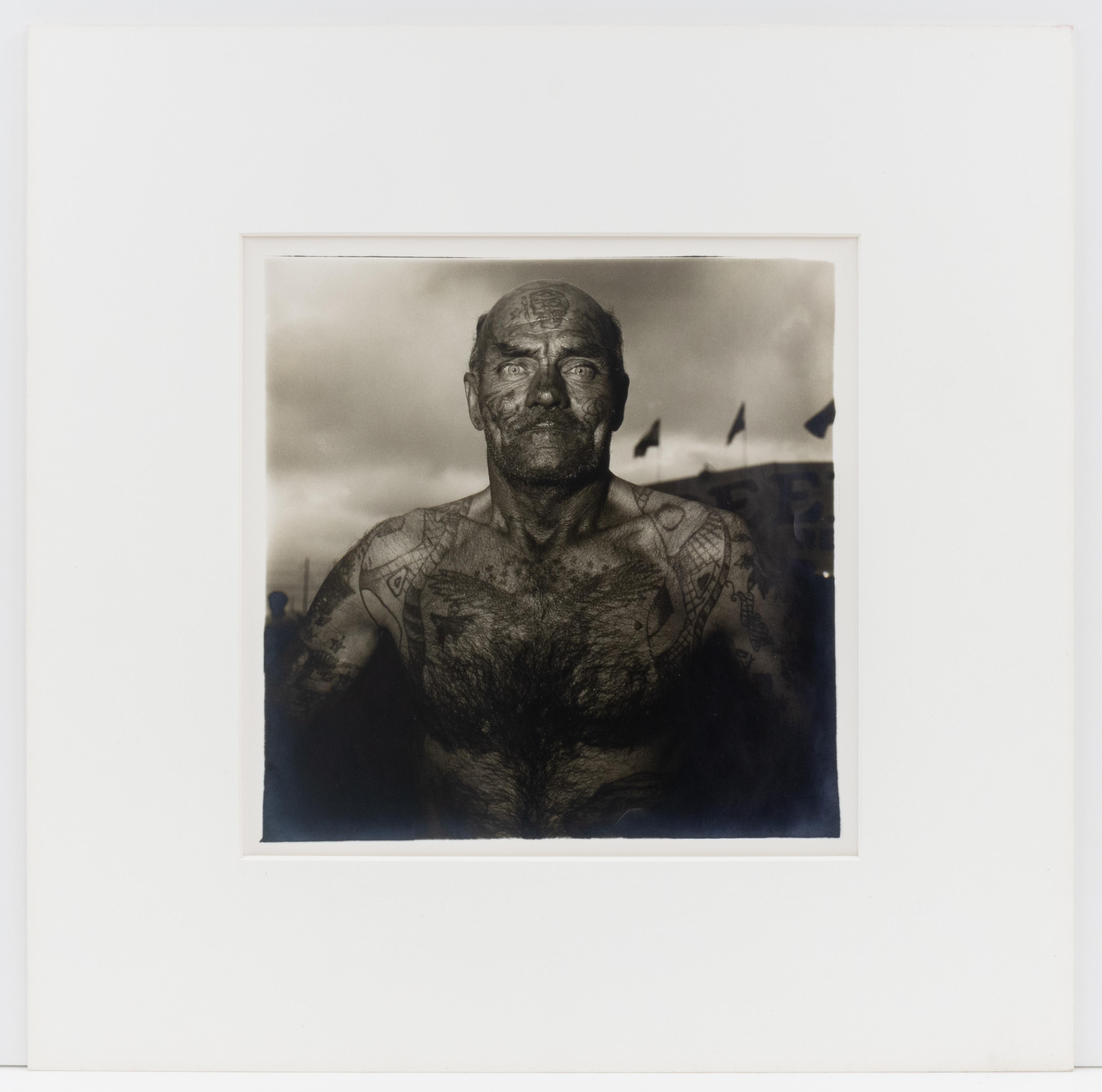 Uomo tatuato a Carnevale - Photograph Contemporaneo di Diane Arbus