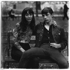 Jeune couple sur un banc à Washington Square Park:: NYC