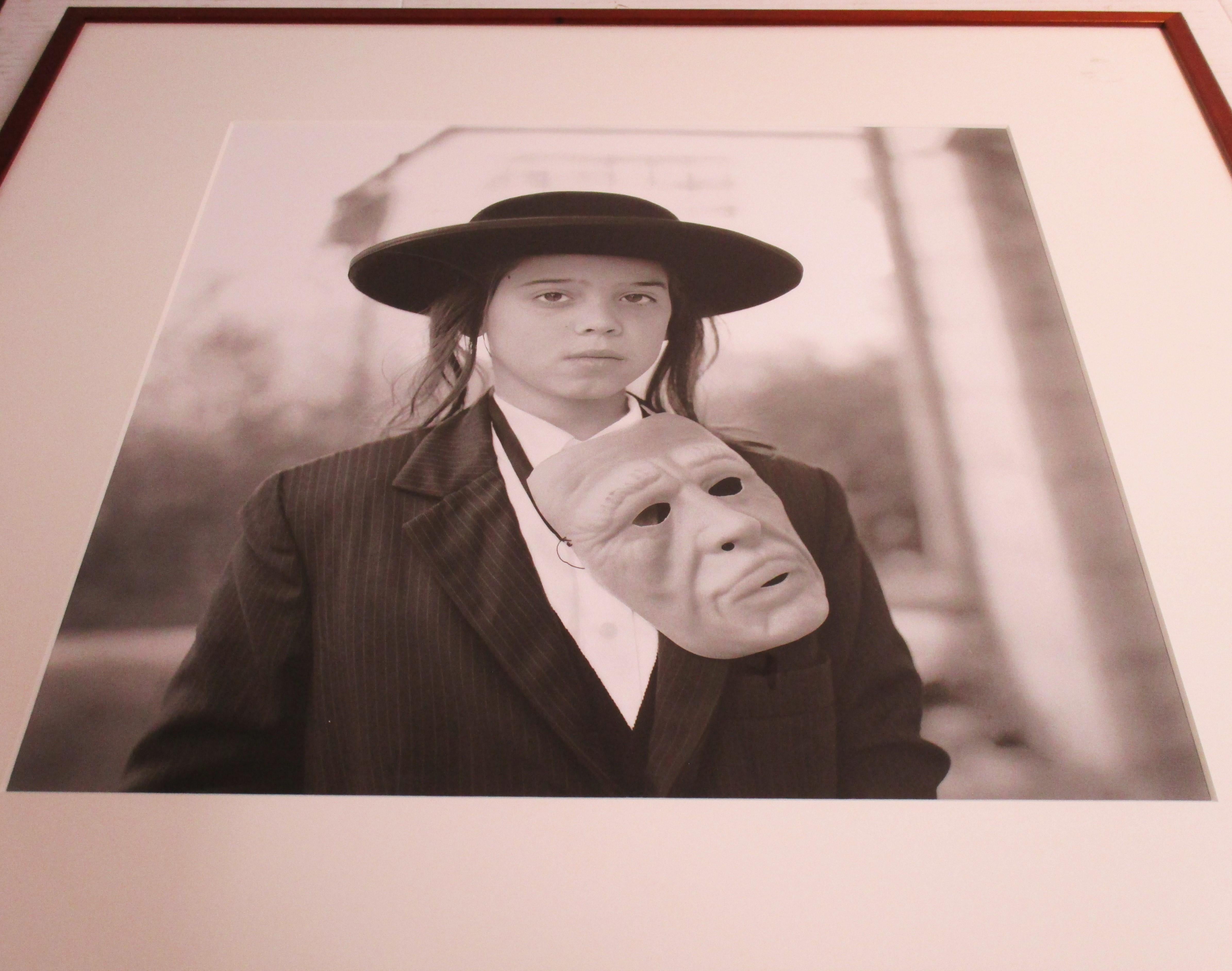 Retrato fotográfico Joven jasídico con máscara al estilo de Diane Arbus Moderno en venta