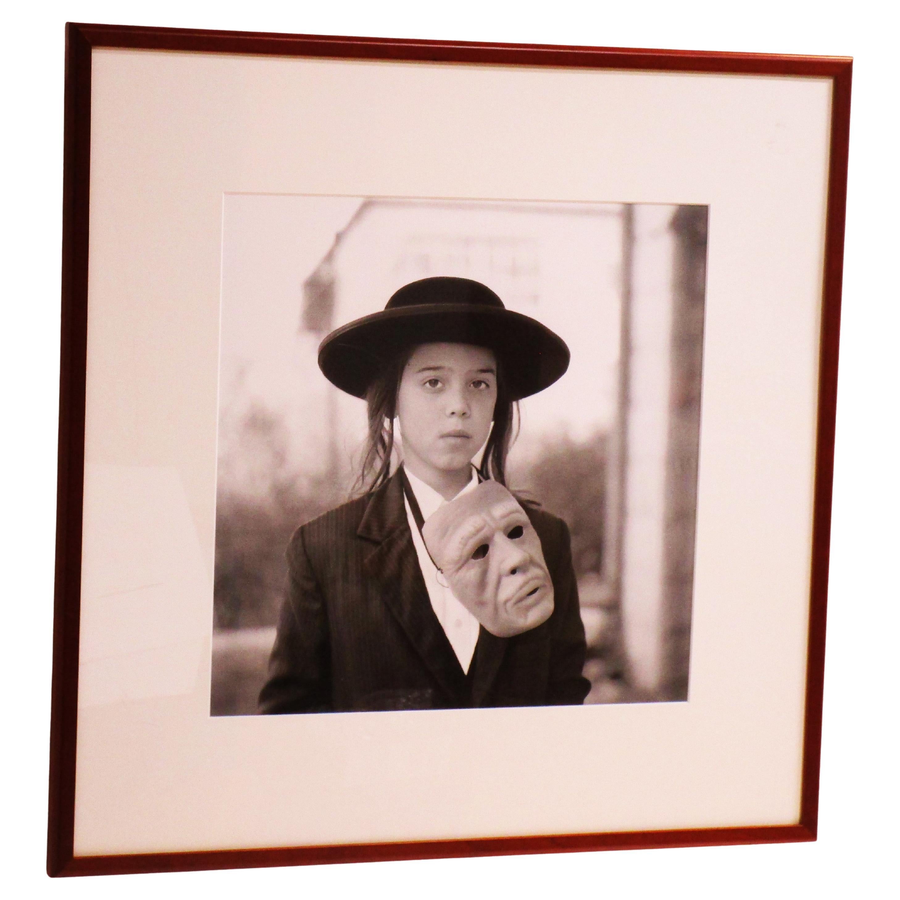 Retrato fotográfico Joven jasídico con máscara al estilo de Diane Arbus Plexiglás en venta