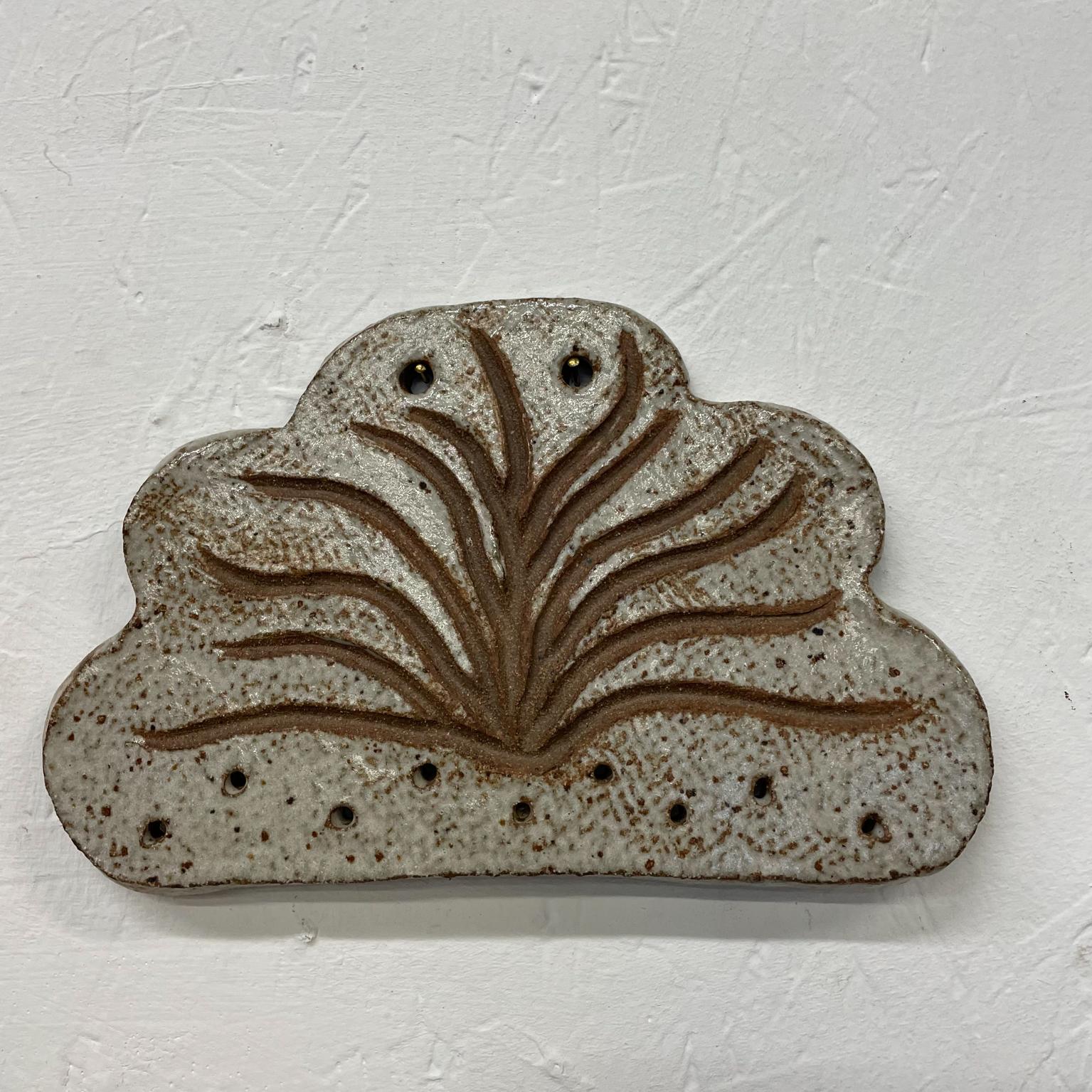 Pottery
Diane Baldwin hanging pottery wall plaque agave maguey cactus design
Signed art
Measures: 5.25 H x 8.88 W x .38 thick inches
Unrestored original vintage condition.
See images provided.

