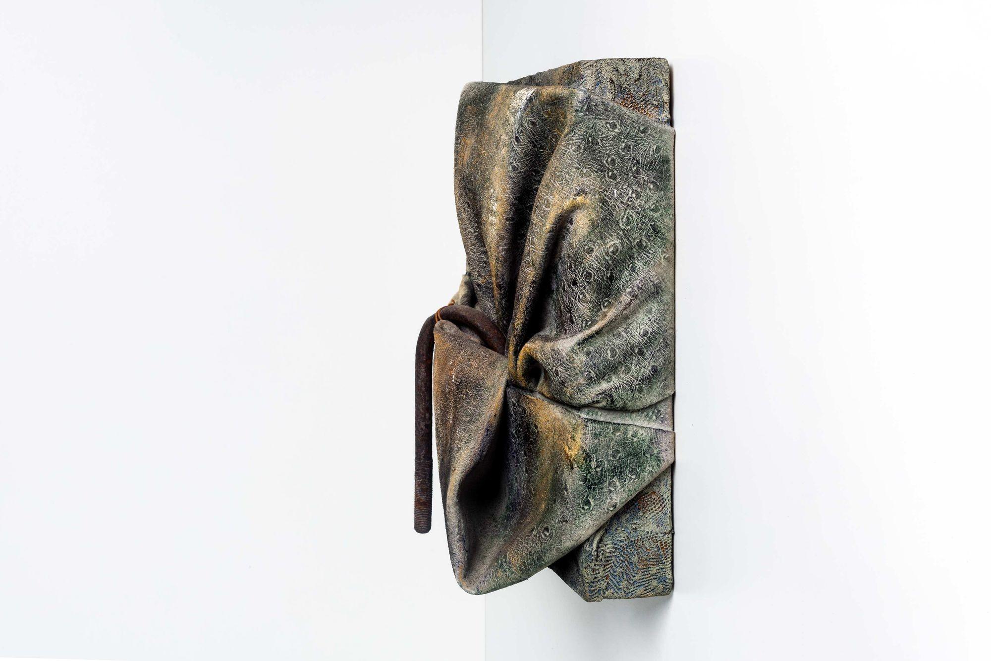 Diane Cooper Mixed Media über Holz Wandmontierte Bundle-Skulptur (Gefärbt) im Angebot