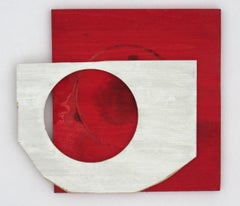 Diane Englander, White Form on Red Wood, 2018, bois de récupération et acrylique, 12 x 13 pouces