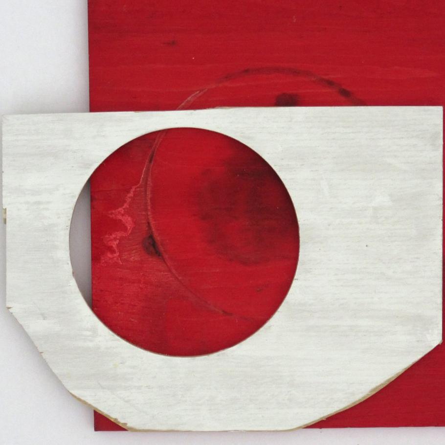Diane Englander, Weiße Form auf rotem Holz, 2018, Altholz und Acryl, 12 x 13 Zoll, Weiß im Angebot 1