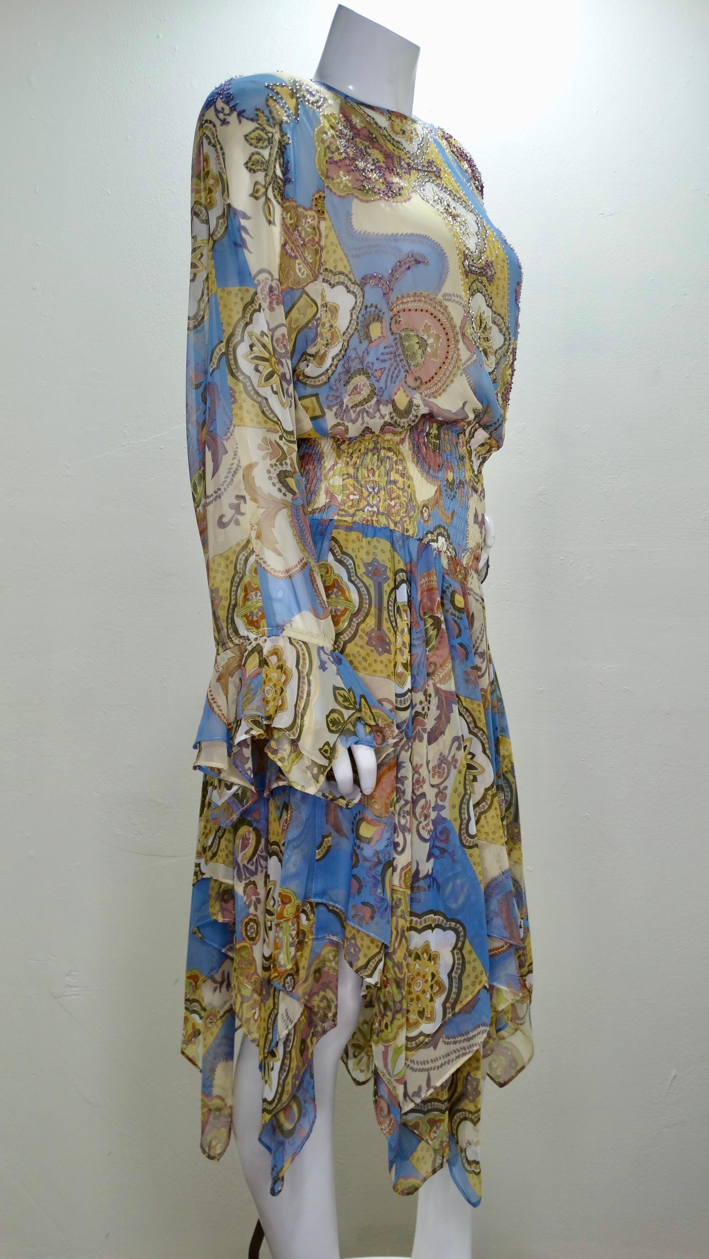 Que les collectionneurs de Diane Freis se réjouissent ! Cette étonnante robe Diane Freis des années 1980 est imprimée d'un motif floral multicolore vif et audacieux qui rappelle les tuiles espagnoles et l'art de la mosaïque. Manches longues à