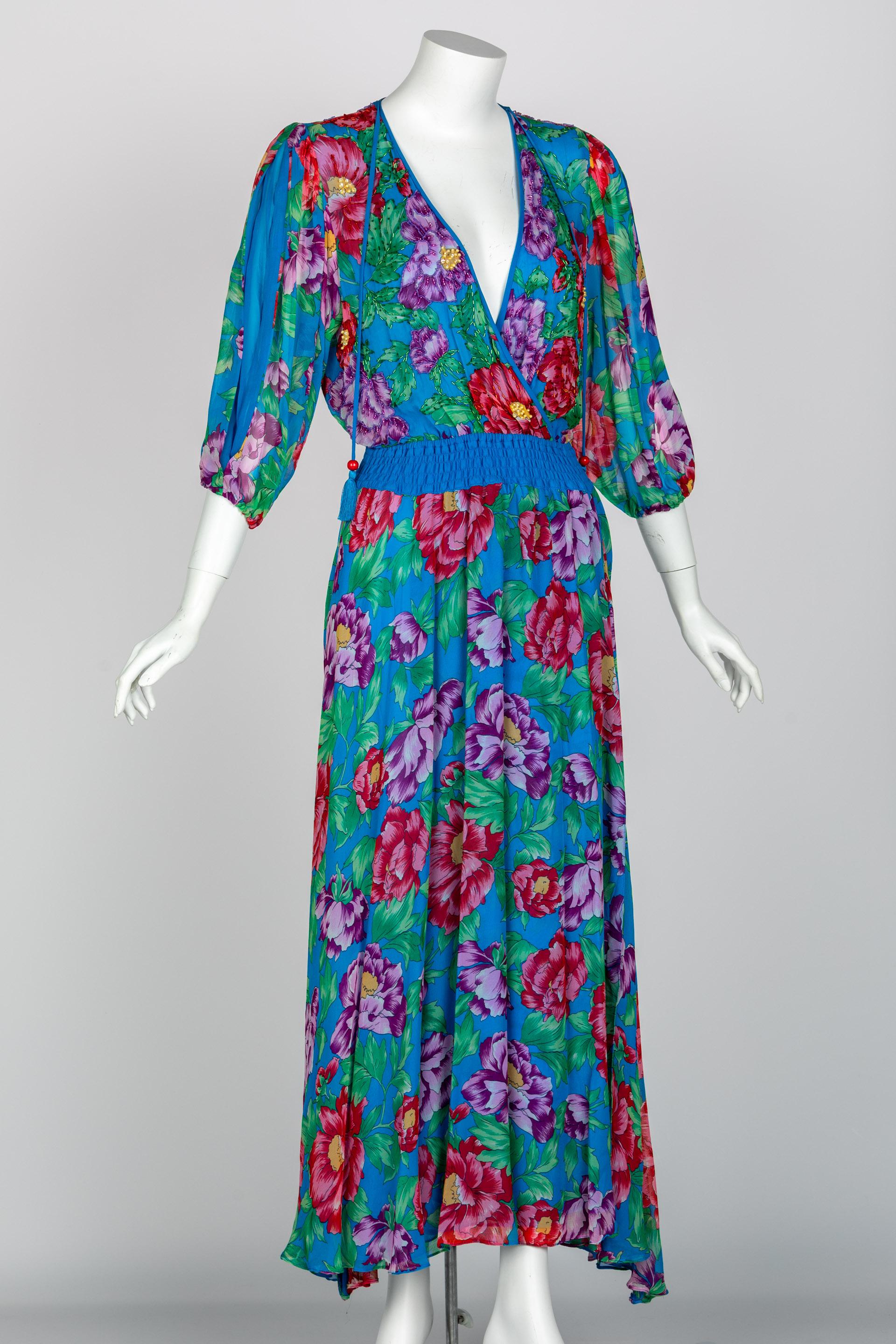 Blu Diane Freis - Vestito in georgette di seta con fiori blu, anni '90 in vendita