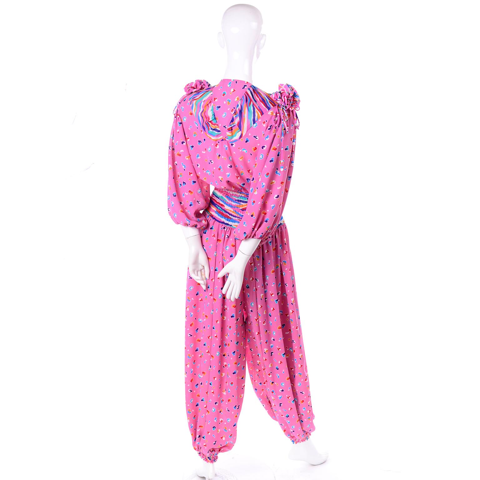 Diane Freis Vintage Pink Balloon leg Jumpsuit in Abstract Print w Puff Sleeves In Excellent Condition In Portland, OR