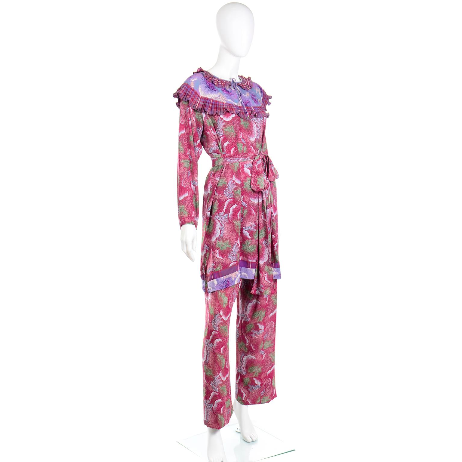 Diane Freis Vintage lila & rot geblümtes gerafftes Kleid oder Tunika mit Schärpe Gürtel im Zustand „Hervorragend“ im Angebot in Portland, OR