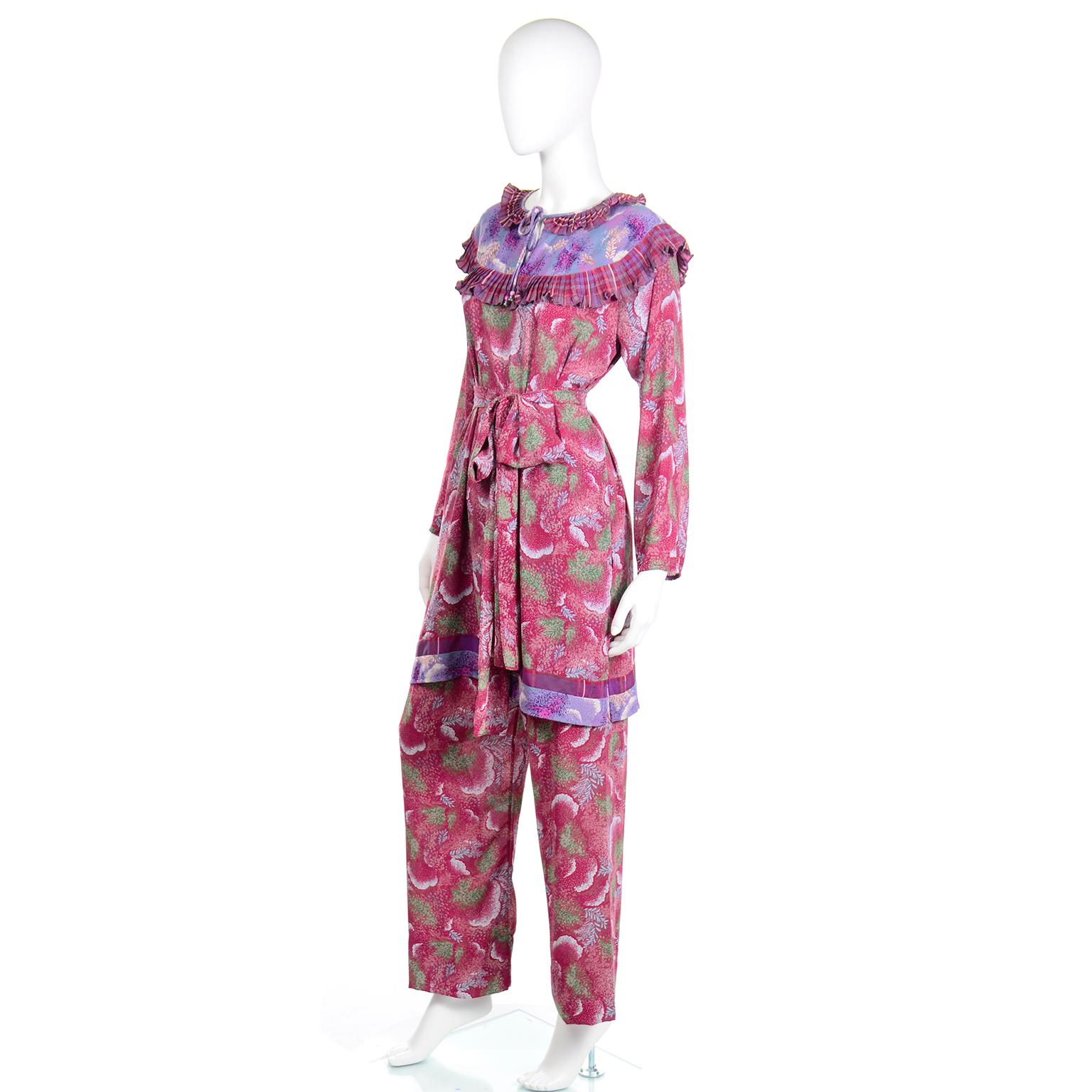 Diane Freis Vintage lila & rot geblümtes gerafftes Kleid oder Tunika mit Schärpe Gürtel im Angebot 1