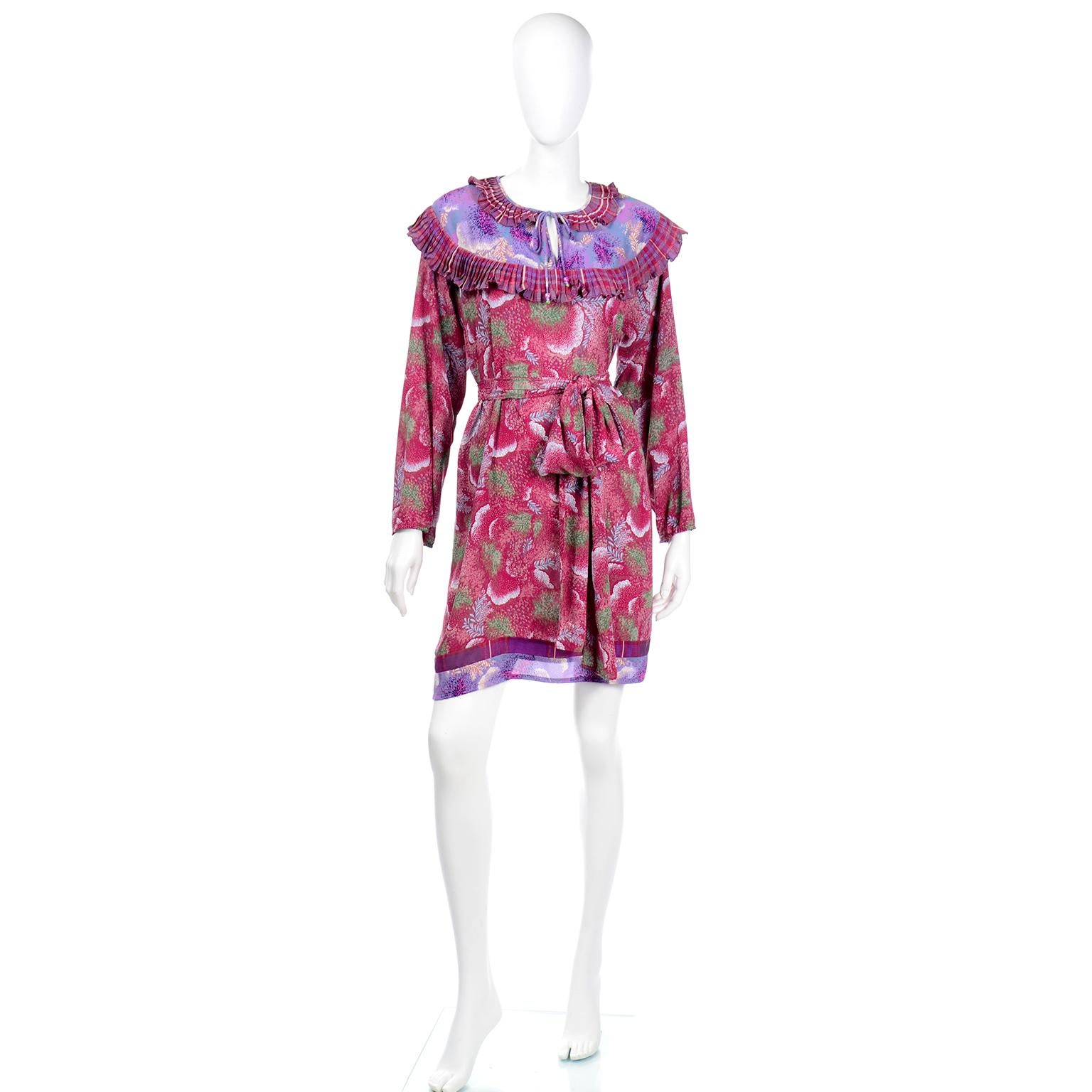 Diane Freis Vintage lila & rot geblümtes gerafftes Kleid oder Tunika mit Schärpe Gürtel im Angebot 2