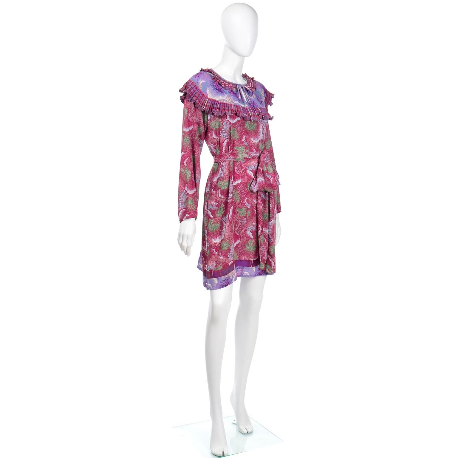 Diane Freis Vintage lila & rot geblümtes gerafftes Kleid oder Tunika mit Schärpe Gürtel im Angebot 4