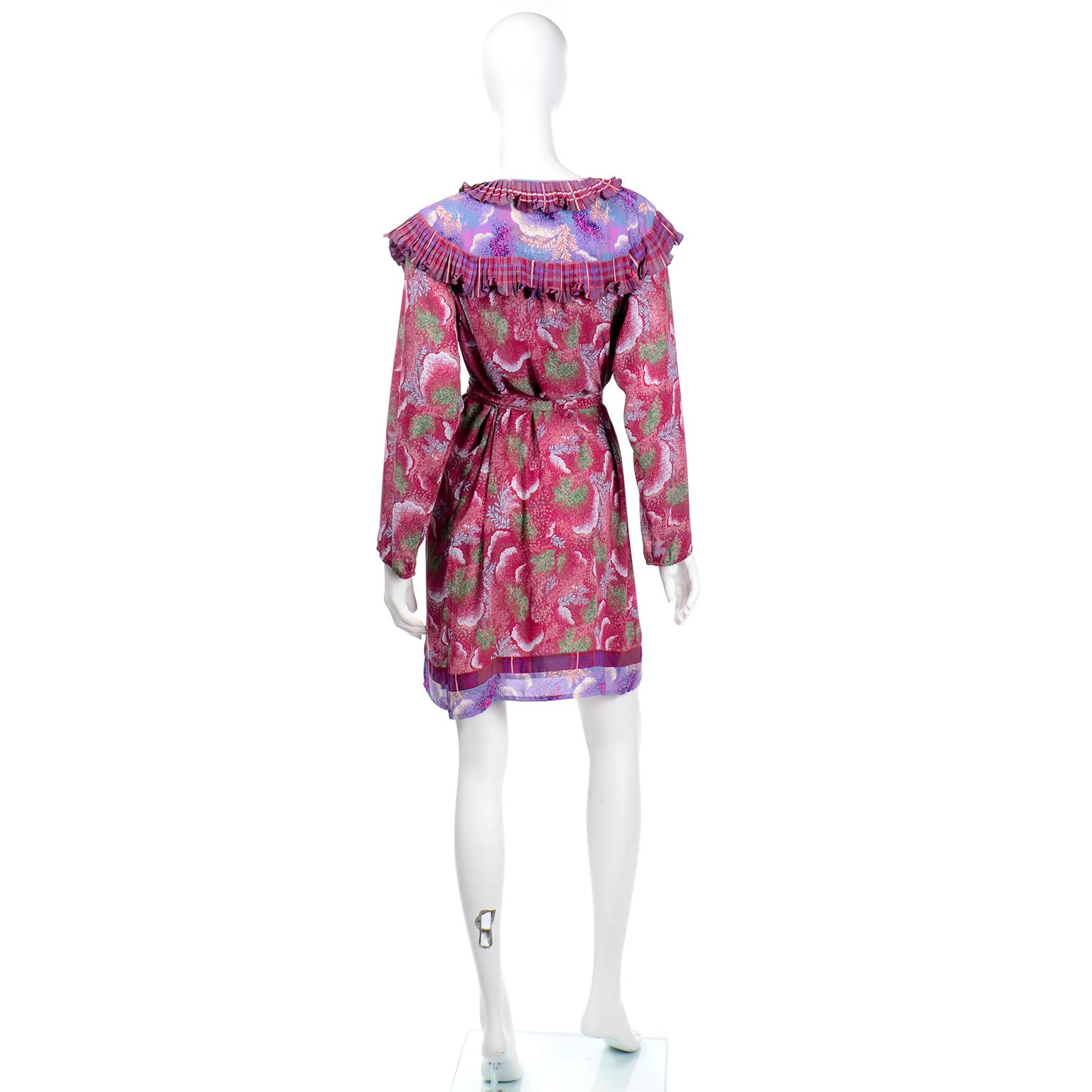 Diane Freis Vintage lila & rot geblümtes gerafftes Kleid oder Tunika mit Schärpe Gürtel im Angebot 5