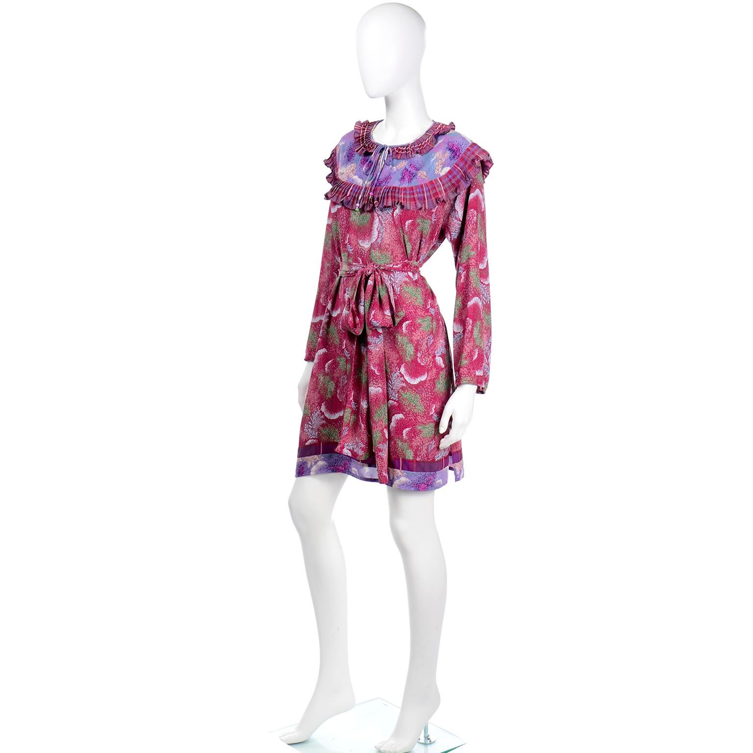 Diane Freis Vintage lila & rot geblümtes gerafftes Kleid oder Tunika mit Schärpe Gürtel im Angebot 6